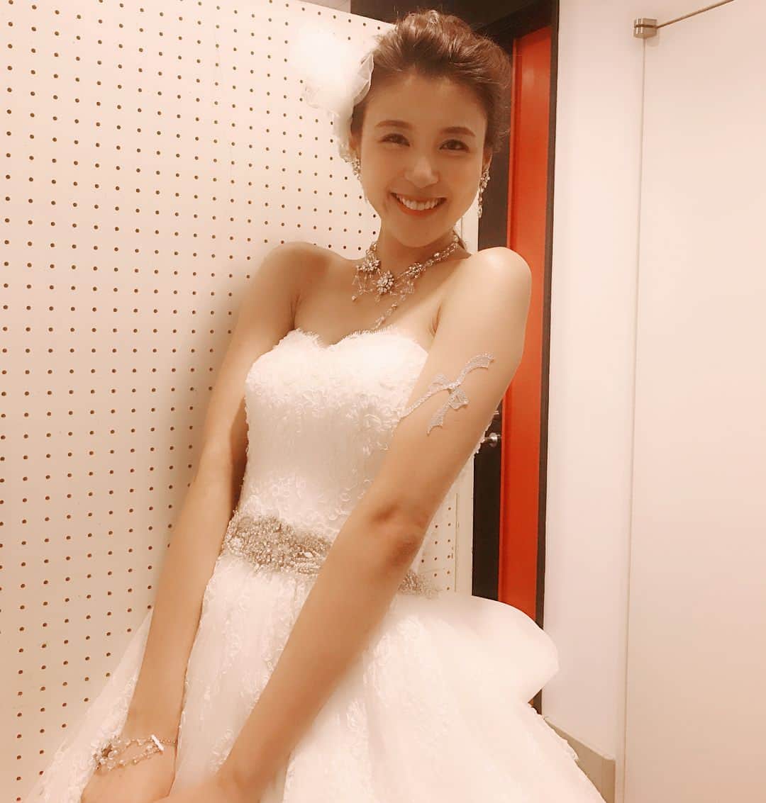 源崎トモエのインスタグラム：「桂由美さんのブライダルショー✨ 福井県若狭町の方達、本当に温かくて 素敵なSHOWをする事が出来ました😊 みんなで写真撮れなかったのが残念😭 #お疲れ様でした #アルファブランカ#桂由美 さん #yumikatsura #bridal#wedding#dress #weddingdress#show#model#work」