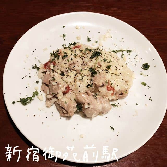 Ateliersさんのインスタグラム写真 - (AteliersInstagram)「🍛ARMWOOD COOTAGE☕️ 🍴咖啡廳&簡餐 📍東京都新宿区新宿1-10-5 2F ⏲️週日～週四11:30～23:00  週五、六11:30～24:00 💸1000~¥ 🏠懷舊小木屋風 👍餐點非常好吃！氣氛佳&可以久坐 👎餐點份量普通，價格偏高（1300起跳） 💁‍♂️附有英文菜單，不會日文也不用怕！ 📝ARMWOOD COOTAGE最酷的地方就是整間店就像個小木屋，和左右的辦公大樓🏬形成強烈對比！餐點也毫不馬虎，雞肉燉飯的雞肉🐔非常軟嫩，不會像某些咖啡廳的簡餐肉只給兩三塊🤷‍♂️，由於離鬧區有段距離，平常也不會有太多人，不論是用餐還是休息聊天都非常適合！  #艾塔莉兒 #艾塔莉兒新宿御苑 #ateliers #新宿御苑美食 #新宿御苑咖啡廳 #東京美食 #日本 #東京 #新宿御苑 #燉飯 #日本美食 #新宿御苑前グルメ #新宿御苑前カフェ #新宿グルメ #新宿カフェ #新宿 #armwoodcootage #新宿隠れ屋カフェ #japan #shinjuku #tokyo #cafe #coffeeshop #相機先食#신주쿠 #먹스타그램 #신주쿠교엔 #리조또 #맛집추천#카페」11月12日 22時14分 - ateliersjpn