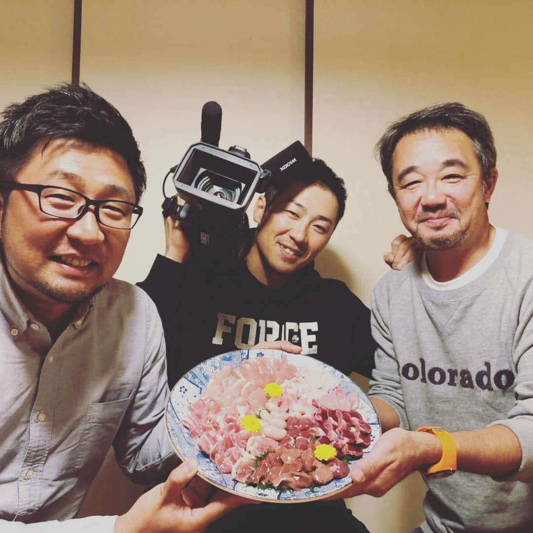 西岡剛さんのインスタグラム写真 - (西岡剛Instagram)「今日は1年ちょい密着をしてもらってる方が高知に来たので、この鳥を食べてほしくて、また行っちゃいました😁 はたやま夢楽の土佐ジロー🤣 アキレス腱切れてからずっと見てもらってるのでファミリーみたいな関係になってしまいました✌️ 右のカメラマンのおっちゃんは熱い話しをするとすぐ泣く🤣 #阪神タイガース #西岡剛 #テレビ朝日#ABC朝日放送#カメラマン#ディレクター#株式会社カガミ#小倉恵介#今村圭介#はたやま夢楽 #土佐ジロー」11月12日 22時11分 - tsuyoshinishioka_official