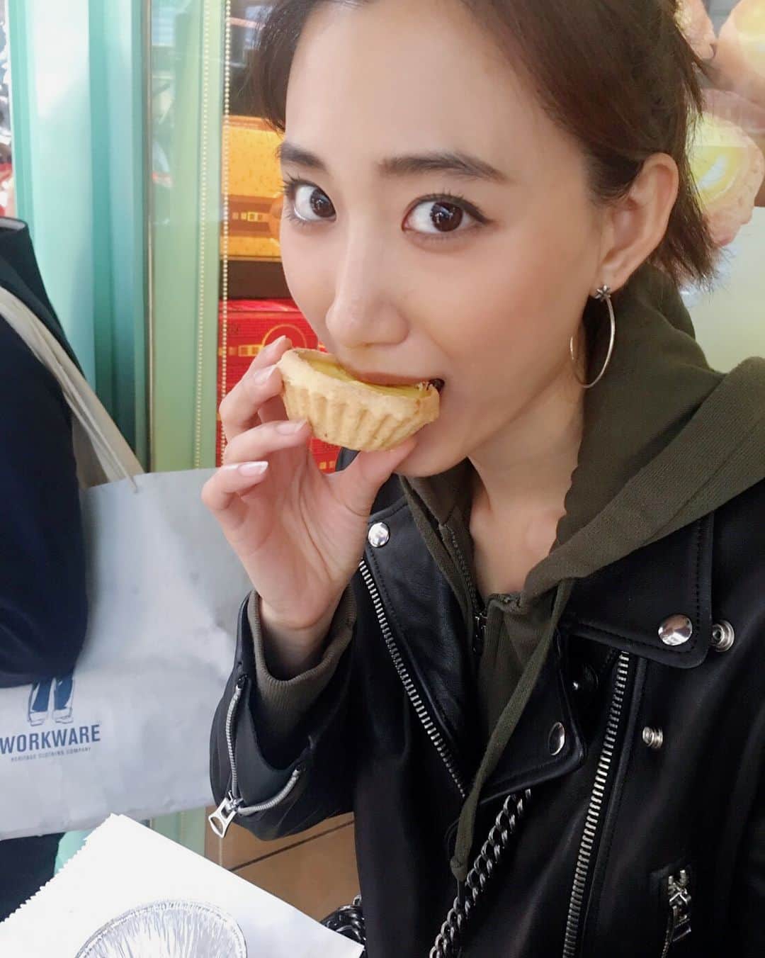 白雪さんのインスタグラム写真 - (白雪Instagram)「ランカイフォンで見つけたエッグタルト専門店。絶対甘いと思って食べたら全然甘くない！むしろ塩が効いた卵焼きに近い。出来たてで温かくて美味しかったよ😊エッグタルトって基本甘そうなイメージだったけど、ここのなら甘いもの苦手な人でも食べれそう♡  #lankwaifong #hongkong #travel #travelgram #eggtart #エッグタルト」11月13日 1時21分 - baixue0929