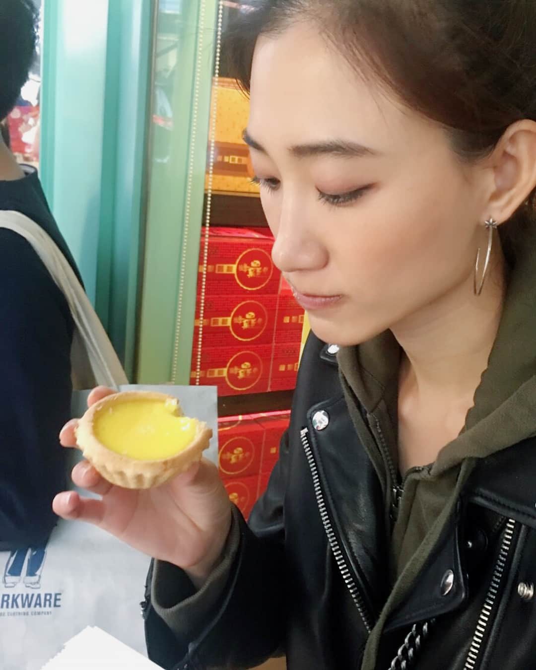 白雪さんのインスタグラム写真 - (白雪Instagram)「ランカイフォンで見つけたエッグタルト専門店。絶対甘いと思って食べたら全然甘くない！むしろ塩が効いた卵焼きに近い。出来たてで温かくて美味しかったよ😊エッグタルトって基本甘そうなイメージだったけど、ここのなら甘いもの苦手な人でも食べれそう♡  #lankwaifong #hongkong #travel #travelgram #eggtart #エッグタルト」11月13日 1時21分 - baixue0929
