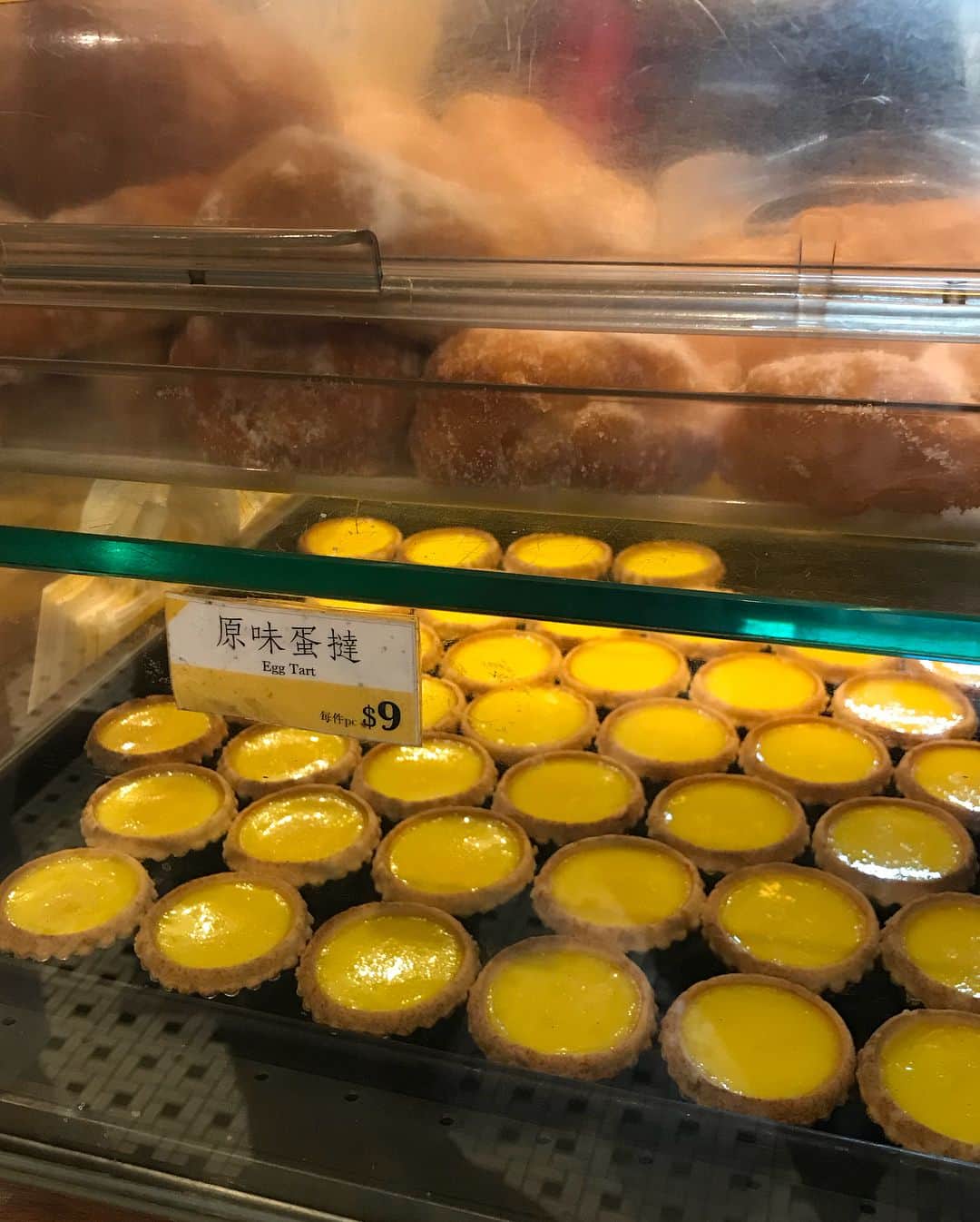 白雪さんのインスタグラム写真 - (白雪Instagram)「ランカイフォンで見つけたエッグタルト専門店。絶対甘いと思って食べたら全然甘くない！むしろ塩が効いた卵焼きに近い。出来たてで温かくて美味しかったよ😊エッグタルトって基本甘そうなイメージだったけど、ここのなら甘いもの苦手な人でも食べれそう♡  #lankwaifong #hongkong #travel #travelgram #eggtart #エッグタルト」11月13日 1時21分 - baixue0929