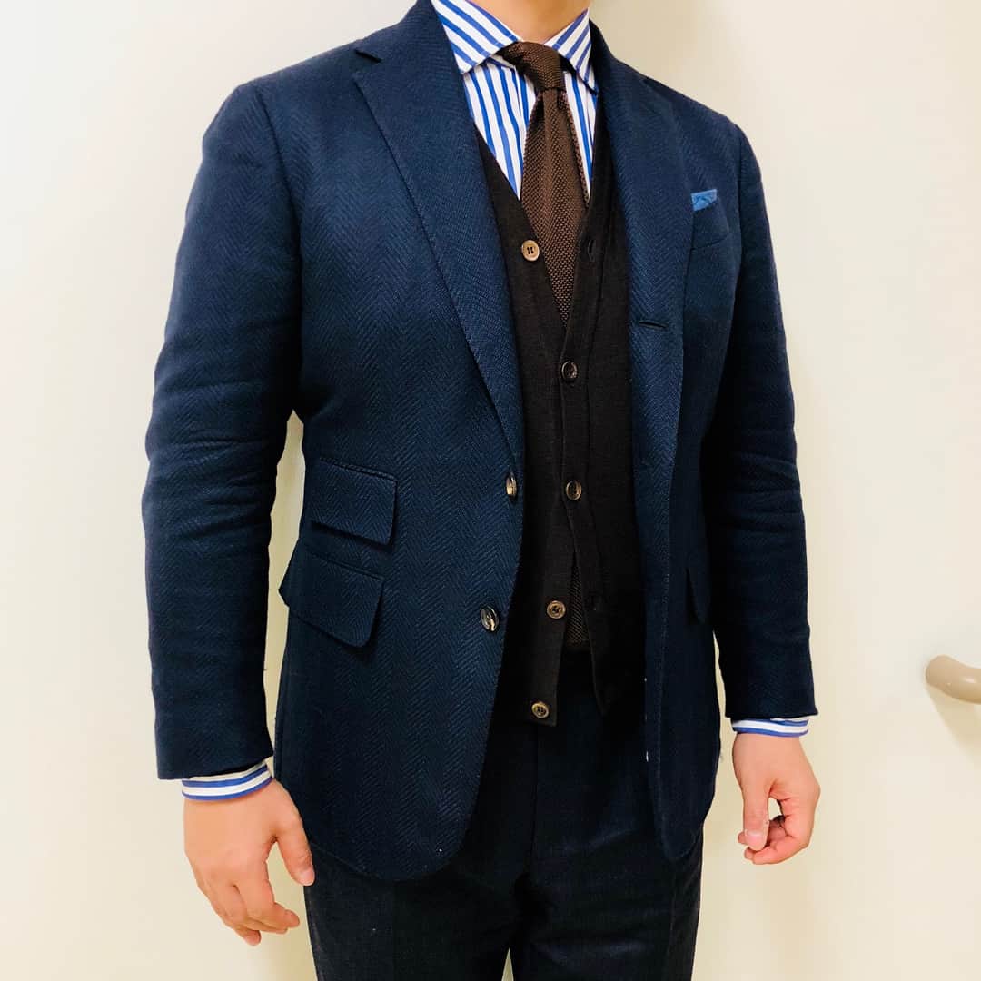 のインスタグラム：「こんばんは🌆 今日はまだ少し暖かいですね✨ 今週で11月も終わりだと思うとゾッとしますね😂来月は誕生日月なんですが、プレゼント待ってます🎁（本気です😎） 今日もチラリと下見して来ましたが、中々のブツが仕込めました👍👞やっぱり靴や小物から逝きたいですもんね😍 ボーっとしてる間にもう紅葉🍁は終わりかけのようですが、毎年行っているので京都にも時間作って行かねば😌 ********************************* Jacket #stilelatino  Shirt #turnbullandasser  Knit #cruciani  Tie #fiorio  Pants #igarashitrousers  Pocketsquare #giannetto #giannettoportofino  Coat #stilelatino  Gloves #dents  Bag #unitedarrows #sovereign  Shoes #johnlobb ****************************** #mensfashion #mensstyle #ootd #menslook #menswear #outfit #coordinate #mensshoes #fashion #mensclothing #instafashion #dapper #fashionista #今日の服 #足元倶楽部」
