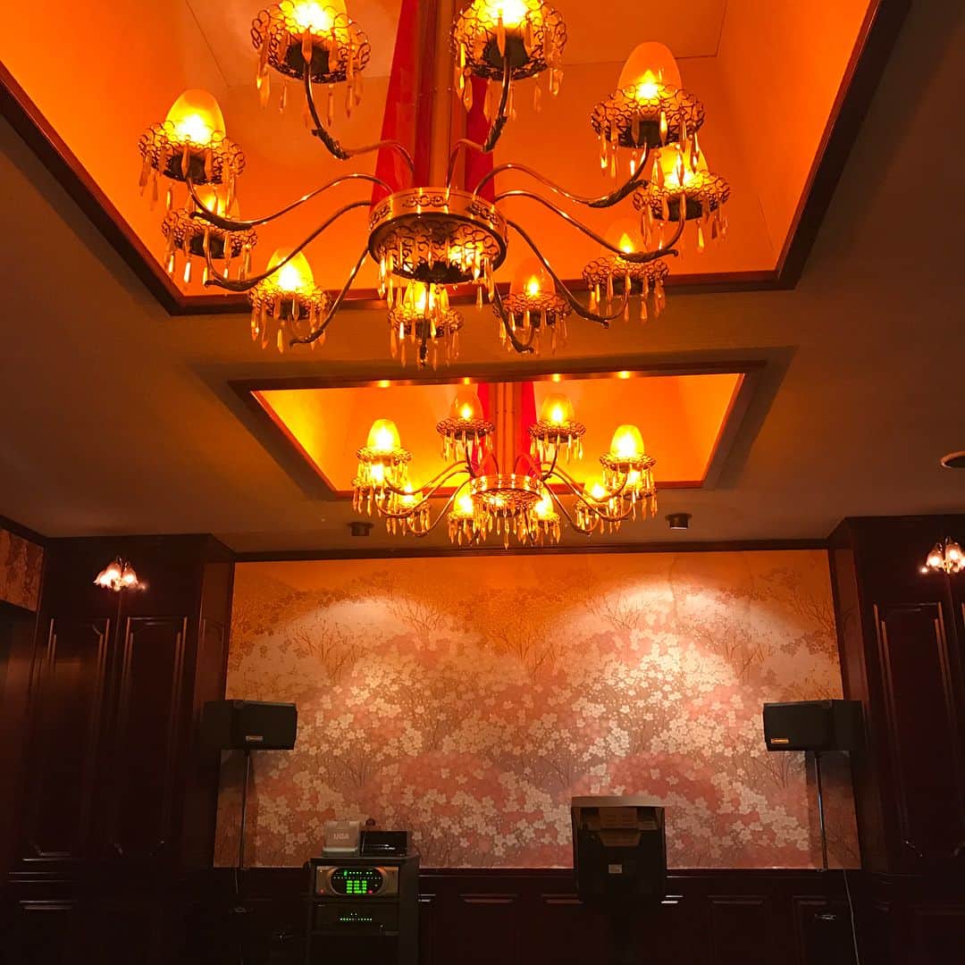 HARUKO（真木明子）さんのインスタグラム写真 - (HARUKO（真木明子）Instagram)「なぜかハトヤホテルに。貸切状態で楽しみ尽くしました❤️1960年代に建てられたハトヤホテル。当時のままの照明。建物。スナックの昭和感。プール。デコラティブな作り。全部好み🕊当時は、竜宮城みたいだったんだろうな❤️ #まいちゃんもエコファーブーツ👢 #動物園みたいな3人組😭😭😭 #都会風を吹かして踊り子へ #しかし田舎ではおばちゃんとかぶりまくる豹柄 #ハトヤホテル #ハトヤ」11月27日 14時06分 - haruko227