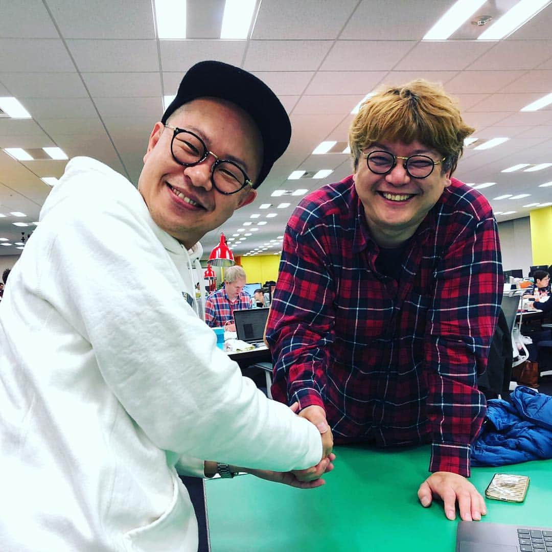 角田陽一郎さんのインスタグラム写真 - (角田陽一郎Instagram)「山口トンボさんと握手。 この握手の意味することは、そう来年また新しいことしかけます！かなりくだらないやつ！ ‪ #キングコング西野亮廣 ‪」11月27日 19時46分 - kakuichi44