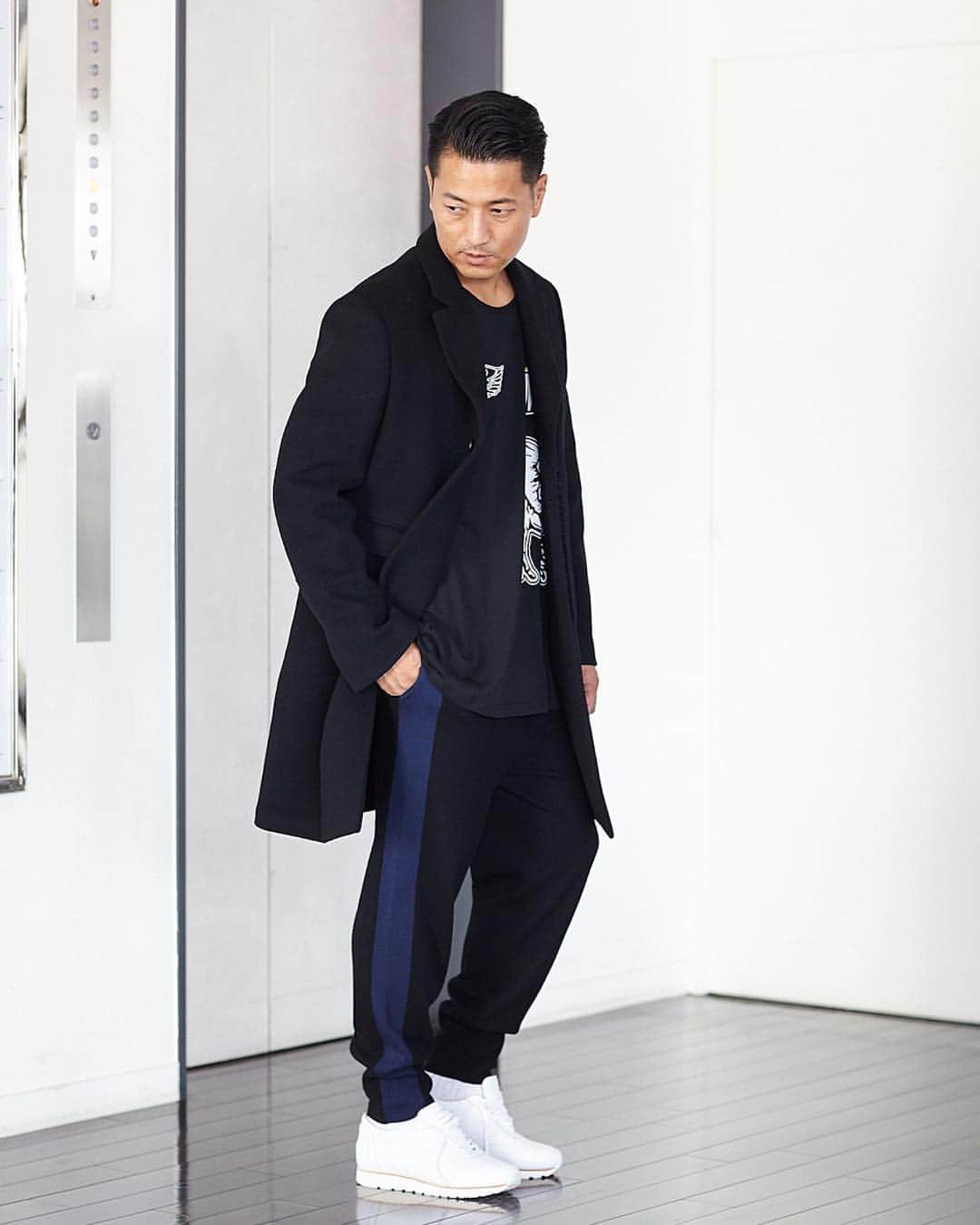 のインスタグラム：「バーニーズ ニューヨーク オフィシャルサイトでは、人気メンズスタイリスト櫻井賢之さんがおすすめする、この冬一押しのコートをご紹介中！続きはBIOの🔗よりご覧ください。  #coat #コート #outer #trenchcoat #chesterfieldcoat #beltedcoat #stylist #櫻井賢之 #coordinate #winter #barneysjapan #バーニーズニューヨーク #mens #mensfashion #mensstyle」
