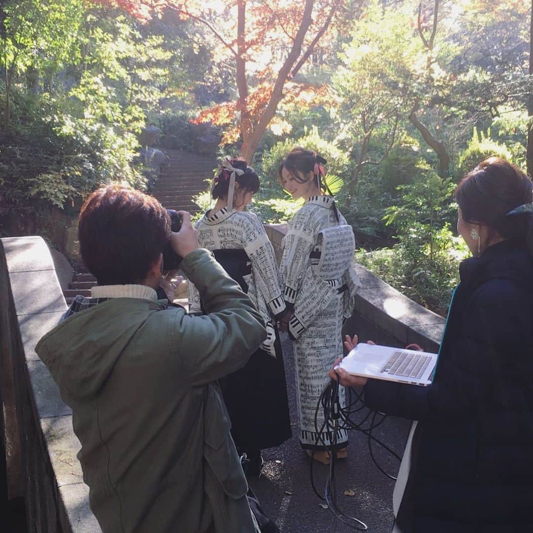 小林美季さんのインスタグラム写真 - (小林美季Instagram)「MarMuさん撮影  ワルツ*  譜面のお着物 鍵盤🎹。 ものすごく素敵で 手書きなことにも感激。 すごいアイディアだなぁ*  たくさん想いの詰まったお着物.. 可愛くて可愛くて 着せて頂けてうれしかった♡  #撮影 #shooting #オフショット #MarMu #お着物 #和服  #おしゃれすぎ #ワルツ #ショパン #楽譜 #譜面 #素敵💕 #可愛い #わくわく  #大人メルヘン #大人かわいい #ピンクメイク #make #model  #感謝 #本当に #楽しい #幸せ #ありがたき #お仕事  #selfie #リボン #ヘアアレンジ」11月27日 20時15分 - miki_66v