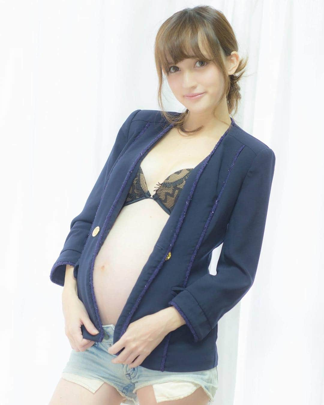 奥山絵里奈さんのインスタグラム写真 - (奥山絵里奈Instagram)「#マタニティフォト 🤰 色んなバージョンをマネージャーさん @yshihiro.koyama に撮影してもらってます😊忙しい中現像ありがとうございますー💕  #マタニティコーデ #マタニティライフ #マタニティ記録 #ぷんにー #妊婦 #撮影 #model #maternityshoot #maternityphoto #maternity #maternitystyle #プレママ #水着」11月13日 12時11分 - erinaokuyama