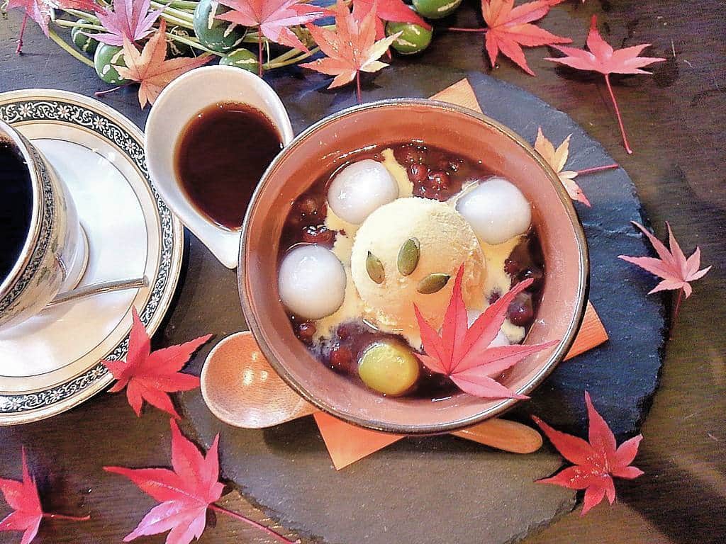 おいもカフェ金糸雀のインスタグラム：「. 季節限定『かぼちゃぜんざい』。 甘いかぼちゃアイスと温かい小豆(あずき)の組み合わせが幸せな美味しさ♪ 秋の鎌倉をイメージしたほっこりぜんざいです(^^) #おいもカフェ金糸雀 #カフェ #喫茶店 #鎌倉 #ぜんざい #かぼちゃ #パンプキン #紅葉 #もみじ #すずめうり #おいもカフェ #フォトジェニック #インスタ映え #cafe #kamakura #japan 《おいもカフェ金糸雀》 営業時間：10:00-18:00(LO17:30) 定休日：水曜日 248-0006 神奈川県鎌倉市小町2-10-10 小町TIビル1F TEL：0467-22-4908」