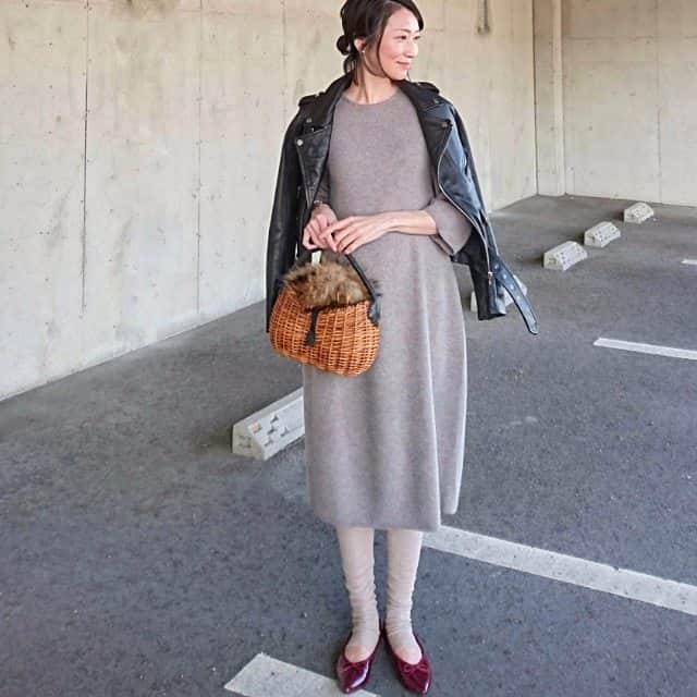 gayo01のインスタグラム：「#UNIQLOU #ニットワンピ . 立体的なシルエットなので、肉感(お尻とか😜)を拾わず安心して着られるし、 軽くて暖かい🐑💓 . 14分丈の #ニットレギンス もこれからの季節使えそう👌 . outer... #zara onepiece · leggings... #uniqlo bag... #cattleyasacs shoes... #titivate . #ootd #outfit #fashion #instafashion #coordinate #locari #uniqloginza #ユニクロユー #ワンピース #ニットワンピース #上下ユニクロ #ユニクロコーデ #ザラ #ライダースジャケット #カゴバッグ #大人カジュアル #プチプラコーデ #シンプルコーデ #足元 #足元倶楽部」