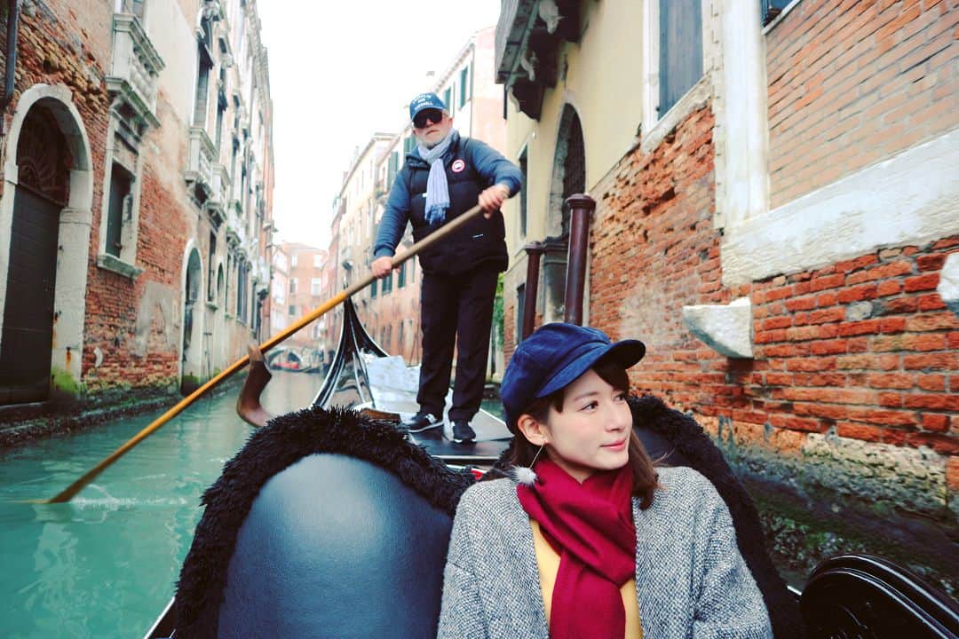 宇内梨沙さんのインスタグラム写真 - (宇内梨沙Instagram)「おやすみで イタリアに来ています🇮🇹 まずは水の都・ヴェネツィア。 カッコつけ…ました！てへ笑  旅行テンションです😆 街が絵画のように美しくて 物語の世界にいる気分です。  今年で還暦&人生初の海外旅行 となる母と一緒にイタリアを周遊します。  母は私の100倍天然で おっちょこちょいなので… 何かしらハプニングがありそうですが しっかり守れるよう頑張ります😂  #母と娘の2人旅  #ベネツィア #venezia #italy  ちなみにゴンドラは 40〜50分コースで 一艘120ユーロ。 観光地価格ですが 思い出に乗る価値はあります。 のんびりした夢の空間です。  街灯が少なく、細い路地も多いため 夜出歩くと少し不安になりますが 治安は良かったと思います。  メインどころは 歩いて観光できるコンパクトな街です。  オフシーズンのため 混雑していてストレスを感じることもほぼなく 日曜日でしたが サン・マルコ寺院や宮殿なども 入場にあたって特に行列は出来ませんでした。  ヴェネツィア観光を 検討されている方は参考にどうぞ💛」11月13日 5時09分 - risaunai