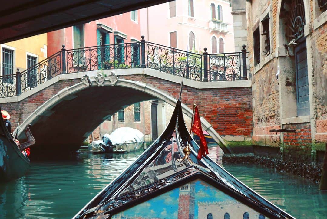 宇内梨沙さんのインスタグラム写真 - (宇内梨沙Instagram)「おやすみで イタリアに来ています🇮🇹 まずは水の都・ヴェネツィア。 カッコつけ…ました！てへ笑  旅行テンションです😆 街が絵画のように美しくて 物語の世界にいる気分です。  今年で還暦&人生初の海外旅行 となる母と一緒にイタリアを周遊します。  母は私の100倍天然で おっちょこちょいなので… 何かしらハプニングがありそうですが しっかり守れるよう頑張ります😂  #母と娘の2人旅  #ベネツィア #venezia #italy  ちなみにゴンドラは 40〜50分コースで 一艘120ユーロ。 観光地価格ですが 思い出に乗る価値はあります。 のんびりした夢の空間です。  街灯が少なく、細い路地も多いため 夜出歩くと少し不安になりますが 治安は良かったと思います。  メインどころは 歩いて観光できるコンパクトな街です。  オフシーズンのため 混雑していてストレスを感じることもほぼなく 日曜日でしたが サン・マルコ寺院や宮殿なども 入場にあたって特に行列は出来ませんでした。  ヴェネツィア観光を 検討されている方は参考にどうぞ💛」11月13日 5時09分 - risaunai