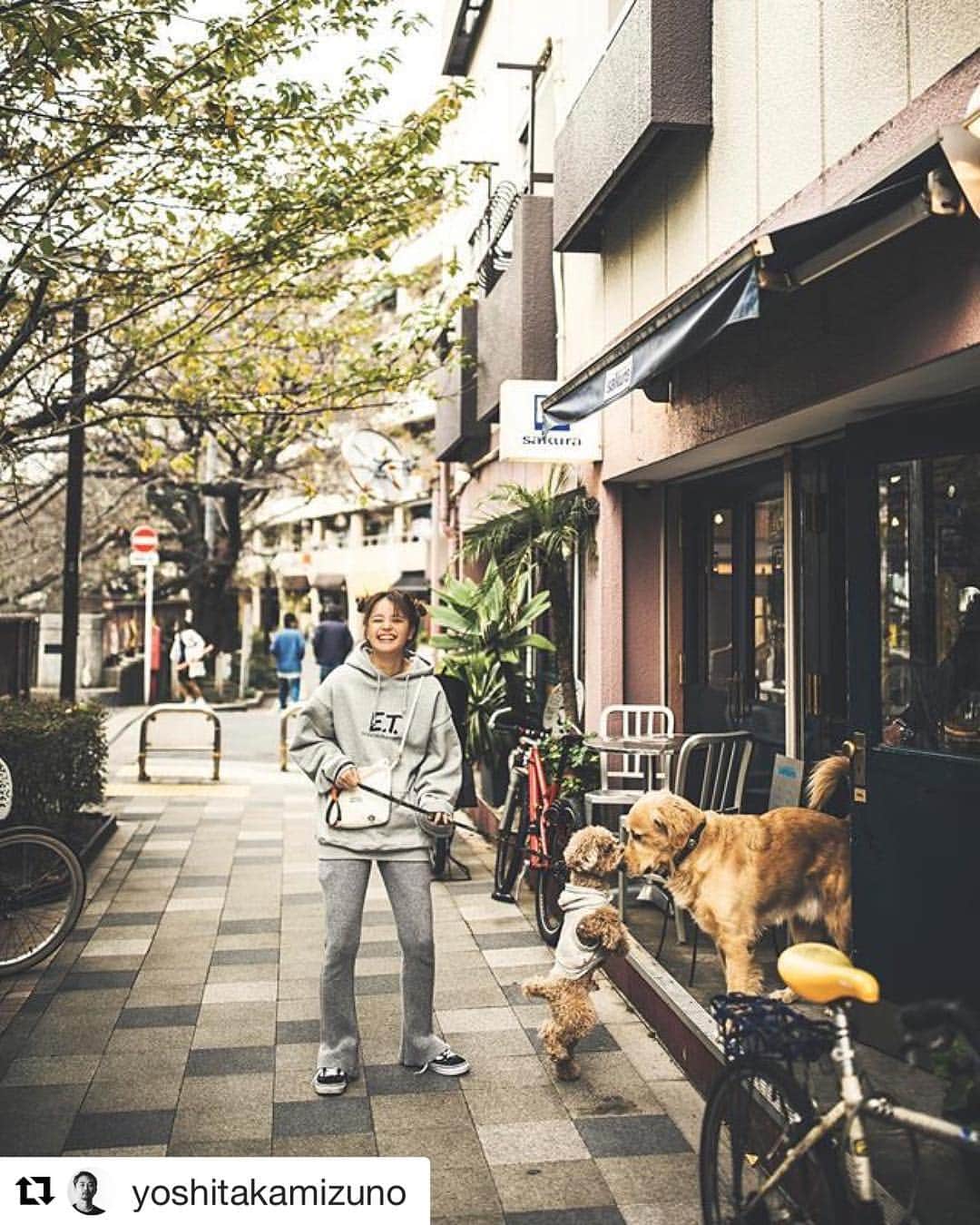 岸本セシルのインスタグラム：「一年前の私服撮影。やっぱりだーいすきなこの写真💛💛いつ見ても癒される。 こんな良い瞬間を逃さず撮ってくれた水野さんに感謝😆 📷 @yoshitakamizuno  #ぐへへ感が凄い #mina #今日も私服撮影だよ #着回し #楽しみにしててね」