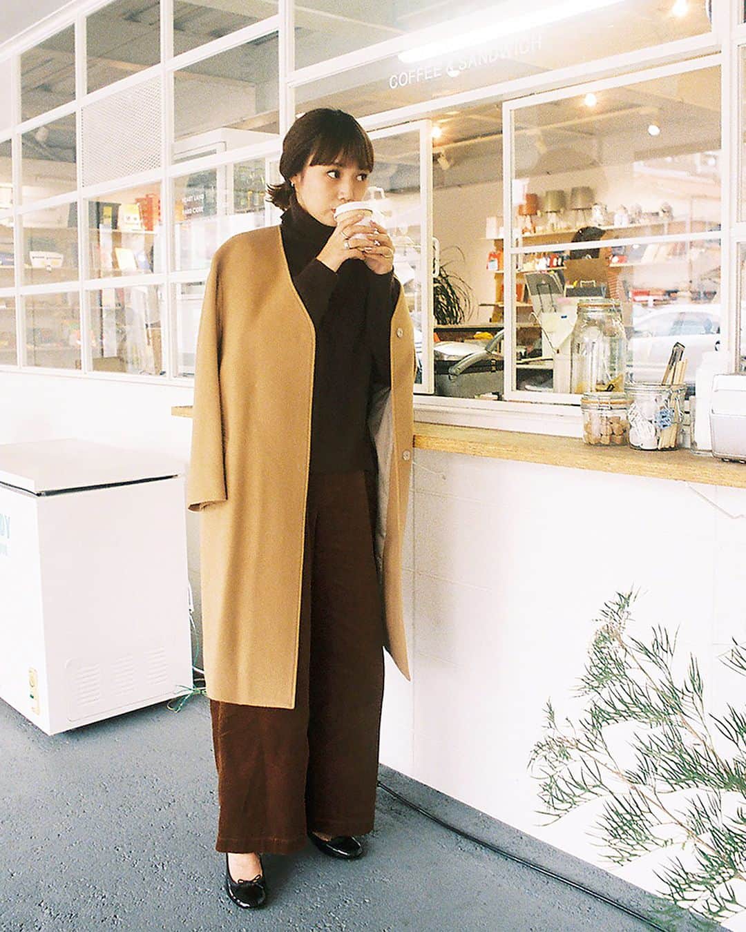 のインスタグラム：「. 【EVENT】 今週末18日(土)は広島パルコに西本早希さんがご来店！ 皆様是非お越しください◎ . a week Vネックロングノーカラーコート  no：UR77-27K001 ¥34,560(tax in) . . a week  ラムズウールタートルネックプルオーバー  no:UR77-22K001 ¥11,880(tax in) . . a week コーデュロイワイドパンツ  no：UR77-24K002 ¥12,960 (tax in) .  #aweek #西本早希 #urbanresearch  #アーバンリサーチ」