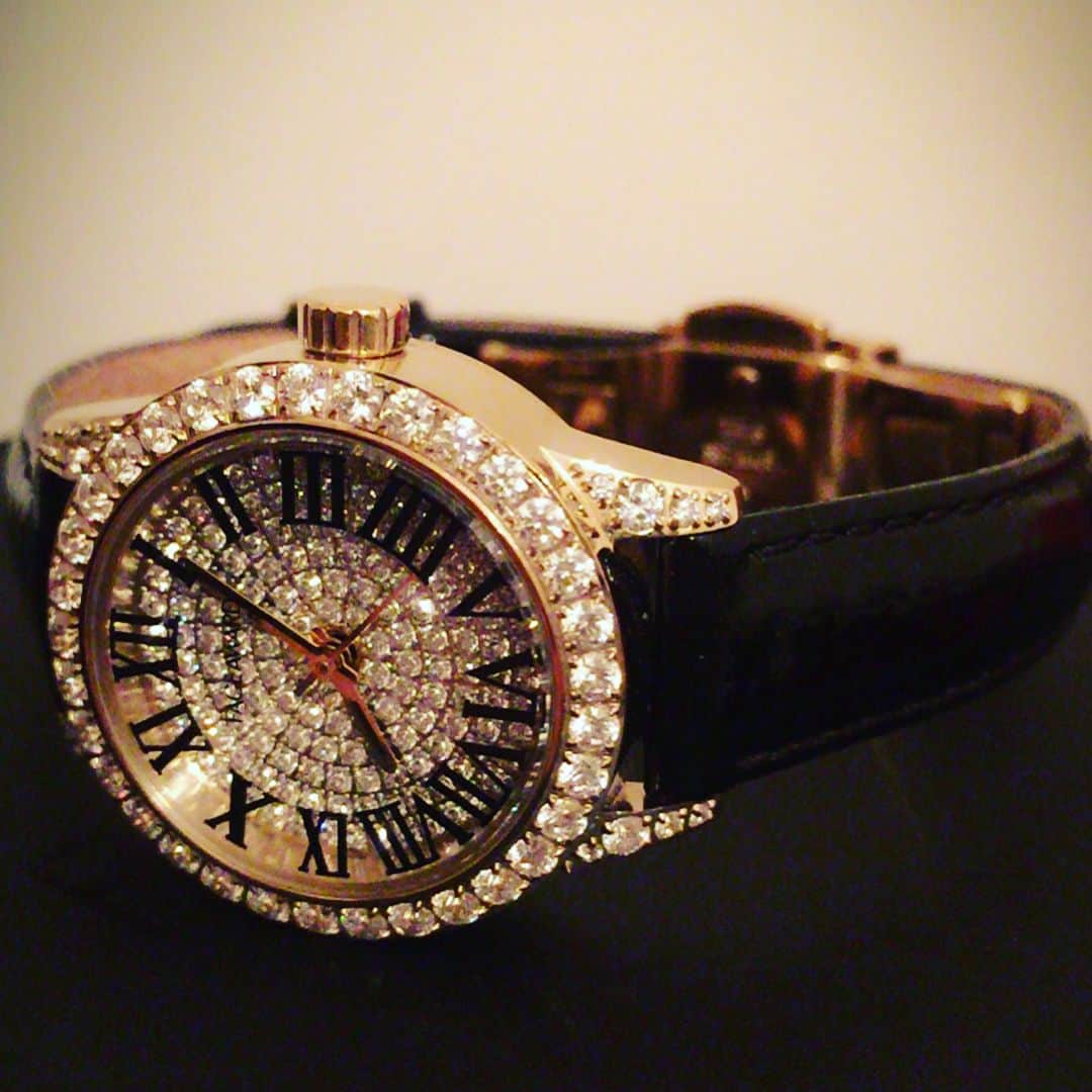 佐山愛さんのインスタグラム写真 - (佐山愛Instagram)「・ 最近のお気に入りアイテム❤️ ・ FACEAWARD @faceaward_jp の腕時計⌚️✨✨ ・ これね、「お金持ちな彼でもできたの？笑」 って聞かれるんだけど、全然自分で買えちゃう お手頃価格なのですよ🤗 ・ ジルコニアが本物のダイヤ並みに キラッキラ綺麗に光るし、日本製のムーブメントで 作りもしっかりしてて高級感あるのにリーズナブル✨ ってお買い物上手でしょ？😽 ・ 気に入りすぎて、友達のお誕生日に プレゼントしたらめっちゃ喜んでもらえたし😻 ・ ちなみに佐山さん、 ここのmen'sラインも大きめのフェイスが めっちゃかっこよくて気になってる今日この頃。。。 ・ 誰か、プレゼントしてくれても いいんだよ？笑 ・ ・ #faceaward #腕時計 #セレブのtoywatch #watch #ワンタッチの着脱で楽チン  #キラッキラ #ジルコニア #ダイヤ  #自分用にもプレゼント用にもおすすめ❤︎」11月13日 21時46分 - ai_sayama0108