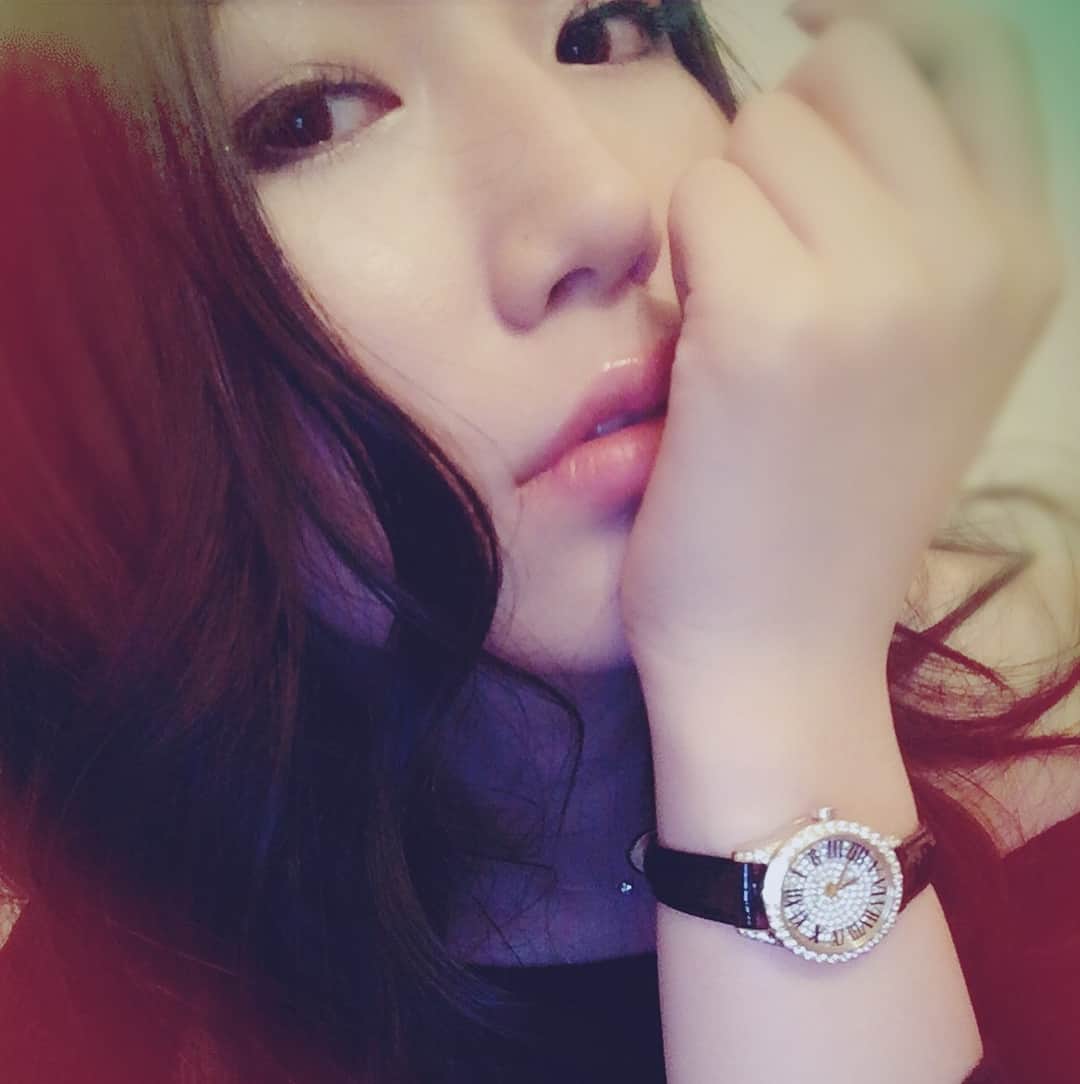 佐山愛のインスタグラム：「・ 最近のお気に入りアイテム❤️ ・ FACEAWARD @faceaward_jp の腕時計⌚️✨✨ ・ これね、「お金持ちな彼でもできたの？笑」 って聞かれるんだけど、全然自分で買えちゃう お手頃価格なのですよ🤗 ・ ジルコニアが本物のダイヤ並みに キラッキラ綺麗に光るし、日本製のムーブメントで 作りもしっかりしてて高級感あるのにリーズナブル✨ ってお買い物上手でしょ？😽 ・ 気に入りすぎて、友達のお誕生日に プレゼントしたらめっちゃ喜んでもらえたし😻 ・ ちなみに佐山さん、 ここのmen'sラインも大きめのフェイスが めっちゃかっこよくて気になってる今日この頃。。。 ・ 誰か、プレゼントしてくれても いいんだよ？笑 ・ ・ #faceaward #腕時計 #セレブのtoywatch #watch #ワンタッチの着脱で楽チン  #キラッキラ #ジルコニア #ダイヤ  #自分用にもプレゼント用にもおすすめ❤︎」