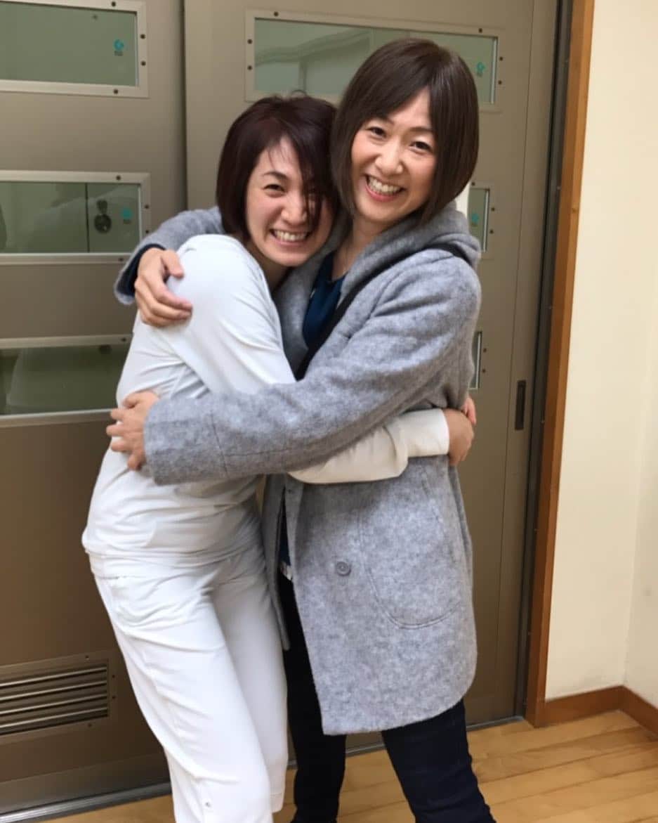 高橋みゆきのインスタグラム：「ジュンジュンが会いに来てくれた〜❣️❣️😆全然変わってない✨あの笑い方🤣 #長崎 #坪根淳子 #久しぶり #嬉し過ぎた  #2校目の授業前」