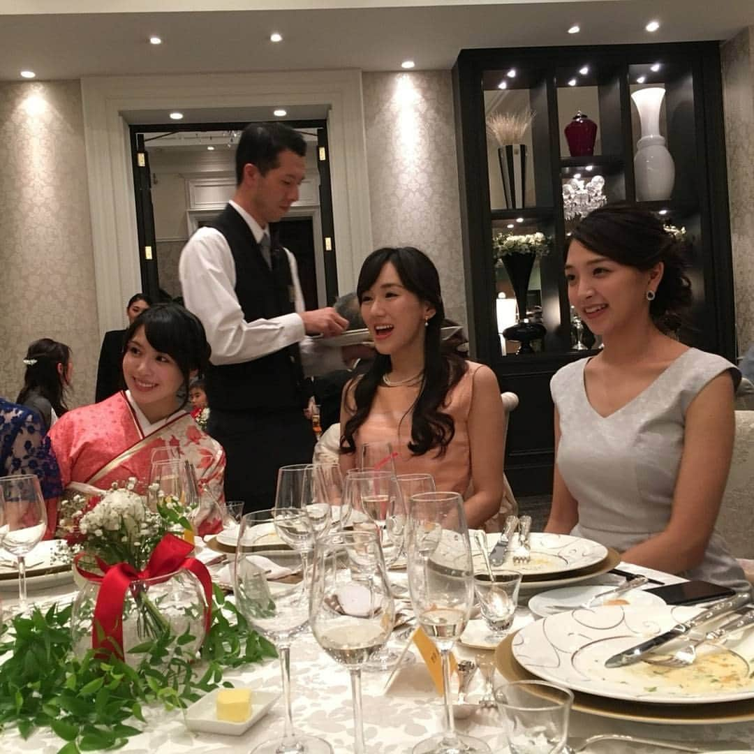 玉木碧さんのインスタグラム写真 - (玉木碧Instagram)「元セントフォースの高橋明日香さんの結婚式✨ 私は親戚以外の結婚式は初めて！！ 本当にキラキラした幸せいっぱいの素敵な結婚式でした😌💓 明日香さんいつも綺麗だけど、今日は一段と美しく輝いていました😍 セントフォースの仲良しメンバーとお祝い😊 おっとりしてて優しくて綺麗な明日香さん大好きです❤️ 明日香さんのピンクのドレス、お母様の結婚式の時のものだそう！素敵✨✨✨ 私は祖母の着物で行かせていただきました😃 本当に美男美女夫婦で素敵ですね💓  #セントフォース #上野優花 #小野寺結衣 #谷中麻里衣 #野澤美仁 #色紙千尋 #玉木碧 #浅賀優美(元セントフォース) #ホリプロ #小山愛理(元セントフォース) #学生時代から仲良し #結婚式」11月13日 16時37分 - tamaki_aoi.official