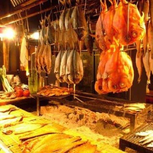 渋谷東急本店前ひもの屋のインスタグラム：「ブログ更新しました！ 話のきっかけがいっぱいのひもの屋にどうぞ ｜渋谷東急本店前ひもの屋 「こんにちは、渋谷東急本店前ひもの屋です。 久しぶりのお友だちと久しぶりの渋谷、数年ぶりに会う方とおいしいつまみとおいしい酒で再会を祝いたいと思っている方、慣れないデートで緊張されている方はぜひ、渋谷東急本店前ひもの屋にお越しいただくのはいかがでしょうか。 久しぶりだったり初めて二人で会うときは、すこし気恥ずかしさなどもあり、最初はぎこちなく話も弾まないこともあります。しかし！ひもの屋に来ていただけましたら、話が弾むきっかけがいっぱいありますので、おのずと笑顔になり楽しいひと時をお過ごしいただけること間違いありません。 店内に並ぶ干物にまずびっくり まずは店内の炉をご覧ください。炉の周りに並べられたり、上からたくさんの干物がつりさげられ、みなさまからお呼びがかかるのを待つ干物の数々に、間違いなく驚いていただけるかと思います。 つりさげられた干物の中から、お二人でお好みの肴をおえらびいただくのもよいかもしれません。 ....」 当店へのご来店お待ちしております。 ▼詳しくはこちら▼ https://goo.gl/kRSt3p 電話番号　050-7302-3161 #渋谷 #渋谷東急本店前ひもの屋 #日本酒 #宴会 #歓送迎会 #ひもの #和食」