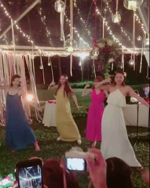 三井智雅のインスタグラム：「ちえみちゃんの結婚式の余興をブロモでさせて貰ったよ💃♥️♥️♥️ 先輩やお友達がいっぱい撮ってくれた😌💖 BeyonceのLove on Top💓 カラオケや夜の公園でスピーカー流して練習したり ハワイのホテルの部屋で練習したのも思い出😌 まなみんとふでこはダンス未経験だからといっぱい練習してくれて、、😭✨ 前を見たらちえみちゃんと旦那さんが笑顔で見てくれてて感動が止まらなかったよ🙈💖💖💖 ウエディングパーティーはガーデンでこんな素敵な空間でオシャレで可愛かった😍♥️♥️♥️ . #hawaiiwedding  #hawaii #Beyonce #loveontop #JJ」