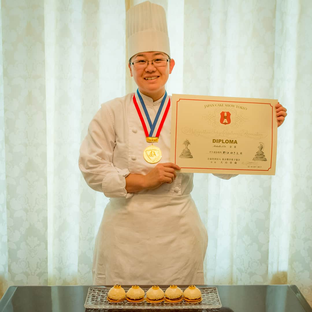Shangri-La Hotel, Tokyoさんのインスタグラム写真 - (Shangri-La Hotel, TokyoInstagram)「洋菓子業界のビックイベント「2017ジャパンケーキショー東京」にてシャングリ・ラ ホテル 東京のペストリーシェフ野口が【ギフト菓子部門】金賞受賞しました。写真は、受賞作の甘酸っぱさが香るシークワーサーのケーキです。 Our pastry chef got a gold medal of “Japan cake show Tokyo 2017 !” #shangrilatokyo #シャングリラホテル東京 #ケーキ #スイーツ #sweets  #cake #japancakeshow2017」11月13日 18時42分 - shangrila_tokyo
