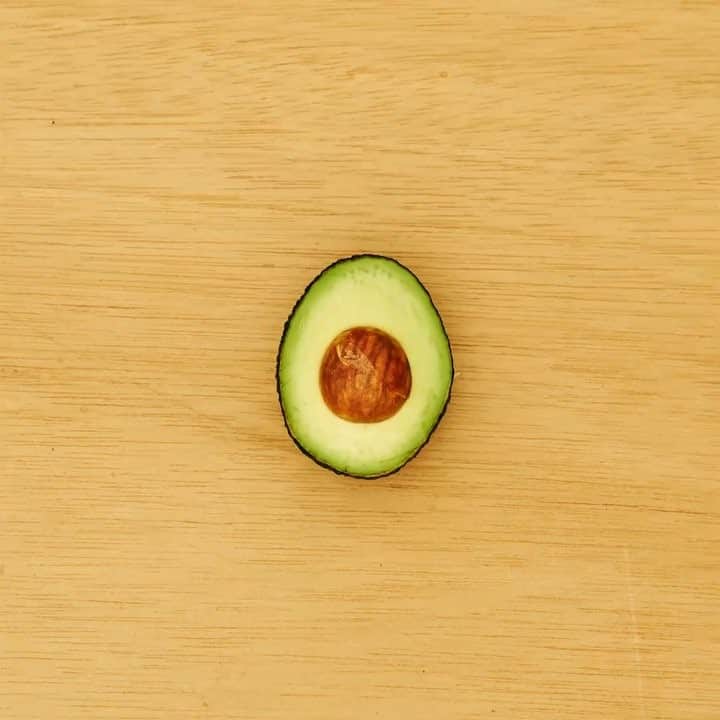 ニュージーランド産アボカドのインスタグラム：「🇳🇿ニュージーランド産アボカド、絶賛入荷中！🥑🥑お近くの販売店情報は、Facebookでご紹介しています。プロフィールのホームページより、リンクでとべます👌キャンペーンも実施中🥑  #ニュージーランド産アボカド  #ニュージーランド産アボカド刑事 #今が旬 #秋冬限定 #アボカドファースト #フレッシュでクリーミー」