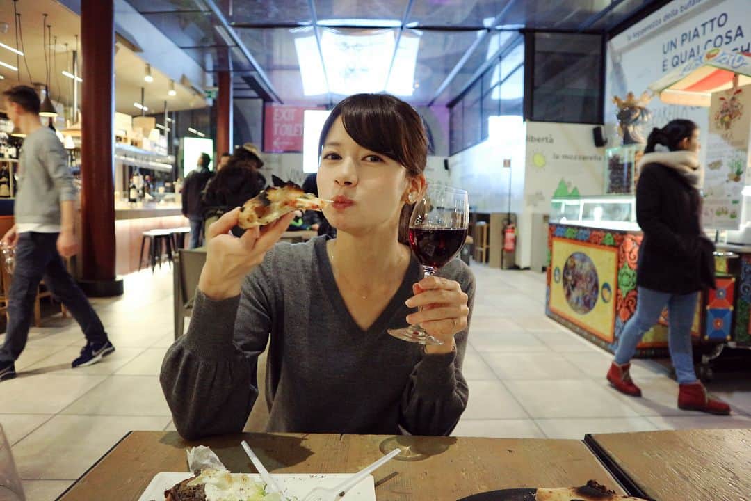 宇内梨沙さんのインスタグラム写真 - (宇内梨沙Instagram)「やってきたのは 花の都・フィレンツェ🌷 まずは腹ごしらえのため 市場でピザとワイン。美味しいです🍕 Buono! Buono!  トリュフを贅沢に使った モッツァレラチーズのサラダが 神がかっておいしかった💛  日本ではあまりお酒は飲みませんが 海外は特別ですね！  #食べすぎて #空腹を感じない #でも食べる#旅行あるある #firenze #フィレンツェ #明日は #世界一美味しいといわれる #オムレツを食べます #イタリアのクラシックな建築や街並みを見ながら飲むコーヒーは格別ですし #日本でも伝統的な家屋やお寺などでいただく日本茶は格別ですし #風情ですなぁ #酔っ払って寝落ちして酔いが覚めて起きたら眠れないパターン」11月14日 6時29分 - risaunai