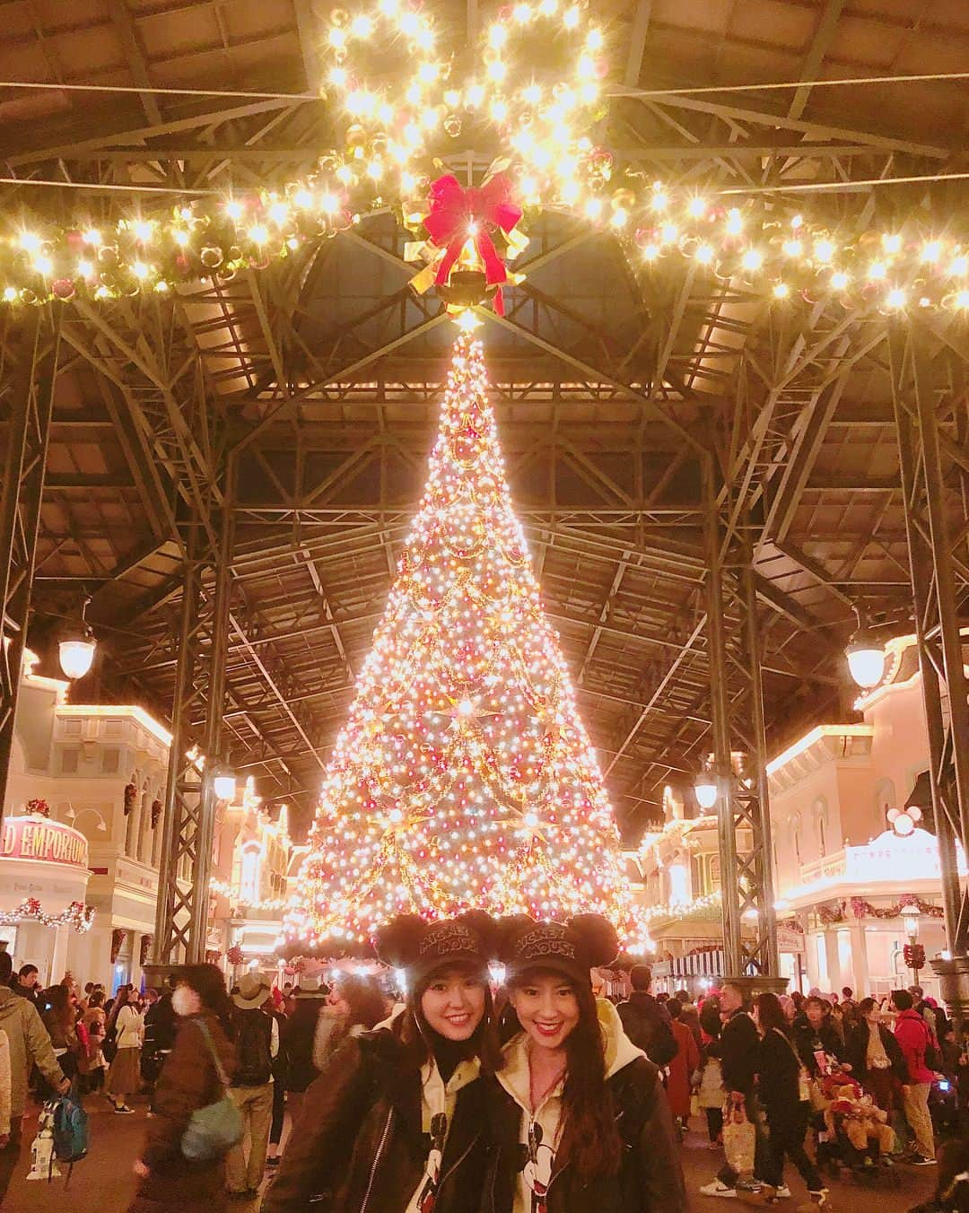 河北麻友子さんのインスタグラム写真 - (河北麻友子Instagram)「🎄🎄🎄 お揃いコーデして、乗り物乗って、食べ歩きして、やりたい事ぜーんぶやりきったと思ったら、帰り道にシンデレラ城の目の前で花火鑑賞。 本当に最高の１日だったーーー！ #みれまゆ #双子コーデ #TwinningAtDisneyLand」11月13日 23時04分 - mayukokawakitaofficial