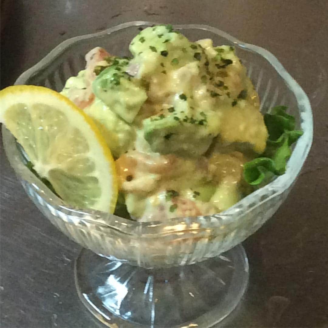 炉端まじめや　広島立町店のインスタグラム：「サーモンとアボカド🥑のタルタル風。女性に人気のメニューです。 #広島 #立町 #まじめや #女性受け #炉端感は行方不明 #hiroshima #ダブルタップしてください」