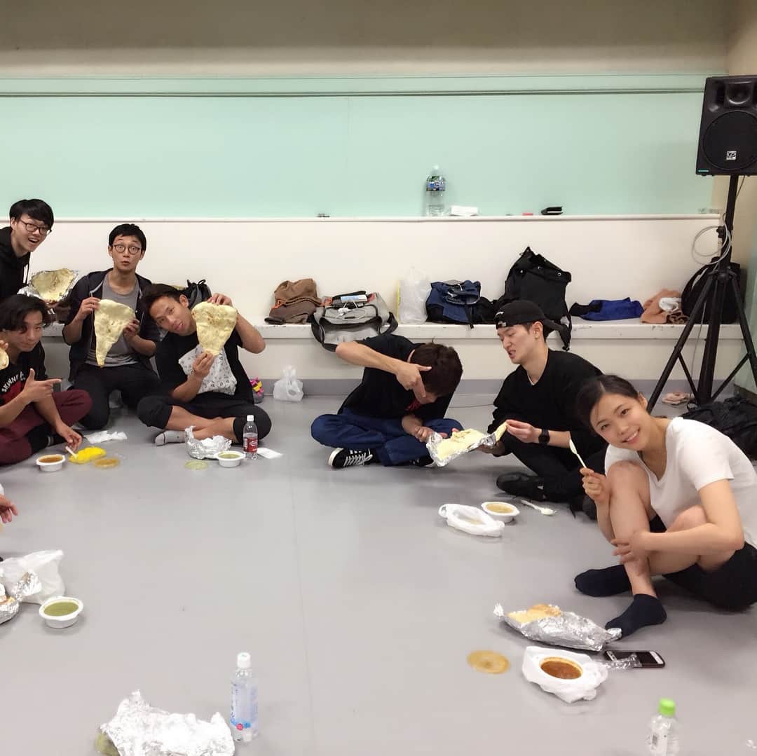亀井理那のインスタグラム：「今日から東京稽古始まりました！！ 初めて各パート揃いました✨ そしてお昼ご飯はみんなでインドカレー💕 激辛カレーとナン美味しかった😆😆 #亀井理那 #女優#ギア#ギアイースト#geareast#ランチ #インドカレー#激辛」
