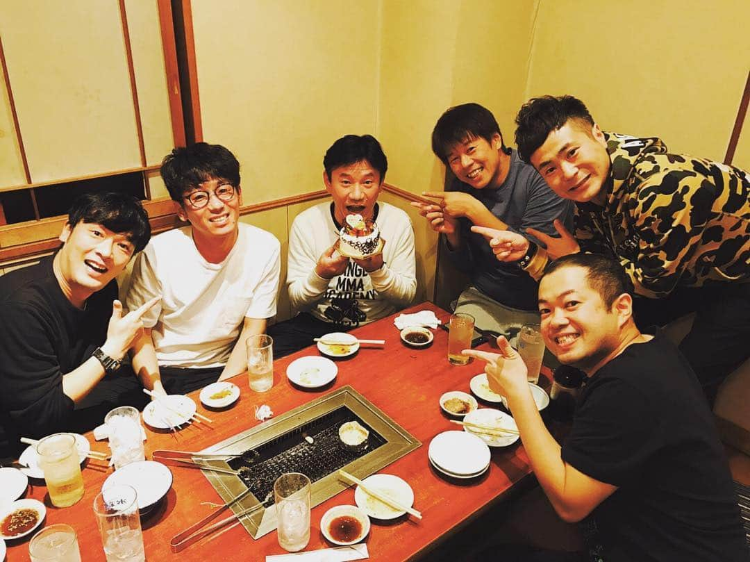 ハロー植田さんのインスタグラム写真 - (ハロー植田Instagram)「昨日熱海でオモロー山下さんのサプライズ誕生日会でした☆ ♪ハッピーバースデーおめでとう〜ハッピーバースデートュユ今日は最高〜（B’z『ハッピーバースデー』より） #熱海 #49才 #誕生日会 #オモロー山下さん #ロッシーさん #入江さん #ガリットチュウ熊谷さん #ナベさん #ハロー植田 #bz #お会計終わってお店出る時に山下さんお店のスリッパで出ました」11月14日 2時44分 - inababa178