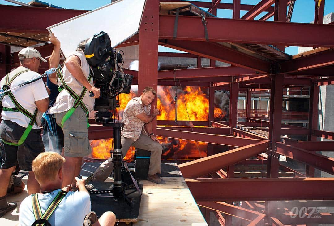 James Bond 007さんのインスタグラム写真 - (James Bond 007Instagram)「CASINO ROYALE was released this week in 2006. We are celebrating all week with behind the scenes images. #DanielCraig takes cover as an oxygen acetylene kit explodes. Note the crew are all wearing harnesses. Find out more at 007.com #JamesBond #007 #BTS」11月14日 3時32分 - 007