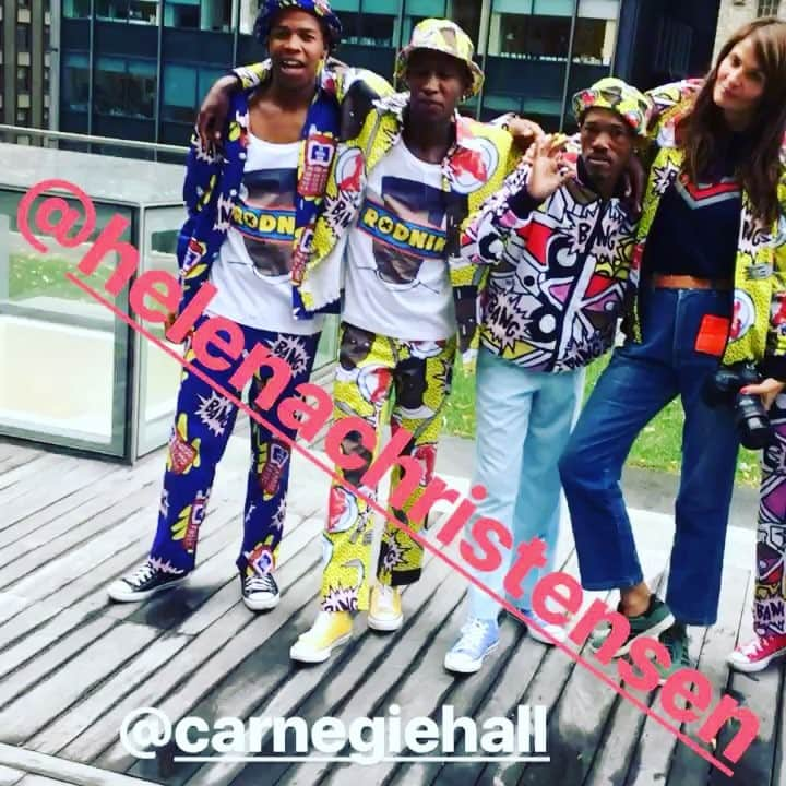 ロドニクのインスタグラム：「💥🇺🇸🍏 @helenachristensen with the EPIC Pantsula in @therodnikband at @carnegiehall this eve 💥🍏🇺🇸 #dramticneed Charity directed by Danny Boyle 🎥 💥🇺🇸🇺🇸🇺🇸 set design #immersivecult @cultofg @converse @chloetheperisson」