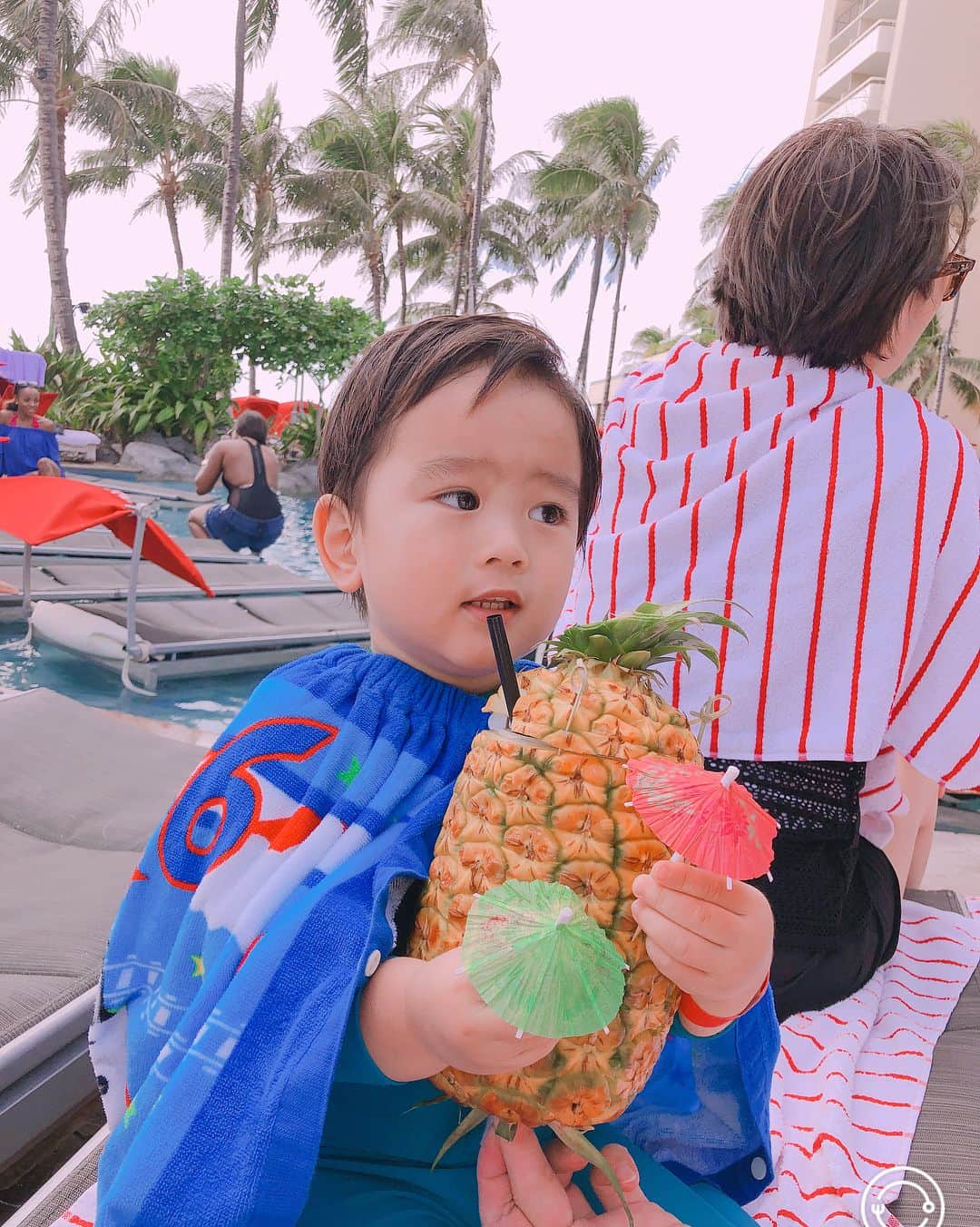 金子織江のインスタグラム：「毎日楽しい、、、🍍🏝✨ . .  #trip #hawaii #family #love #happy #pool #sea #sheratonwaikiki #pineapple #可愛い #妹 #cute #sister #son #thankyou #enjoy #instagood #instagram」
