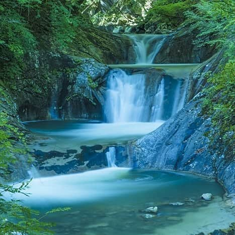 ニッポンレンタカー ウーマンレン活プロジェクト事務局のインスタグラム：「/ 山梨県西沢渓谷の七ツ釜五段の滝です✴ * "死ぬまでに見たい日本の絶景"と言われるほど美しい景色‼‼ * 西沢渓谷は、比較的初心者でも楽しめるハイキングコース。たくさんの滝があったり、途中の景色もフォトジェニックで、飽きることがありません🎵 思う存分自然を堪能するのにおすすめです 💖  ニッポンレンタカーがおすすめする#ドライブスポット をご紹介していきますよ🚗💨 * #レン活フォト #レンタカー #ドライブ #女子旅 #山梨 #西沢渓谷 #七ツ釜五段の滝 #滝 #絶景 #ハイキング #ドライブジェニック #ニッポンレンタカー #nipponrentacar  みなさまの#レン活フォト をお待ちしております😄✨」