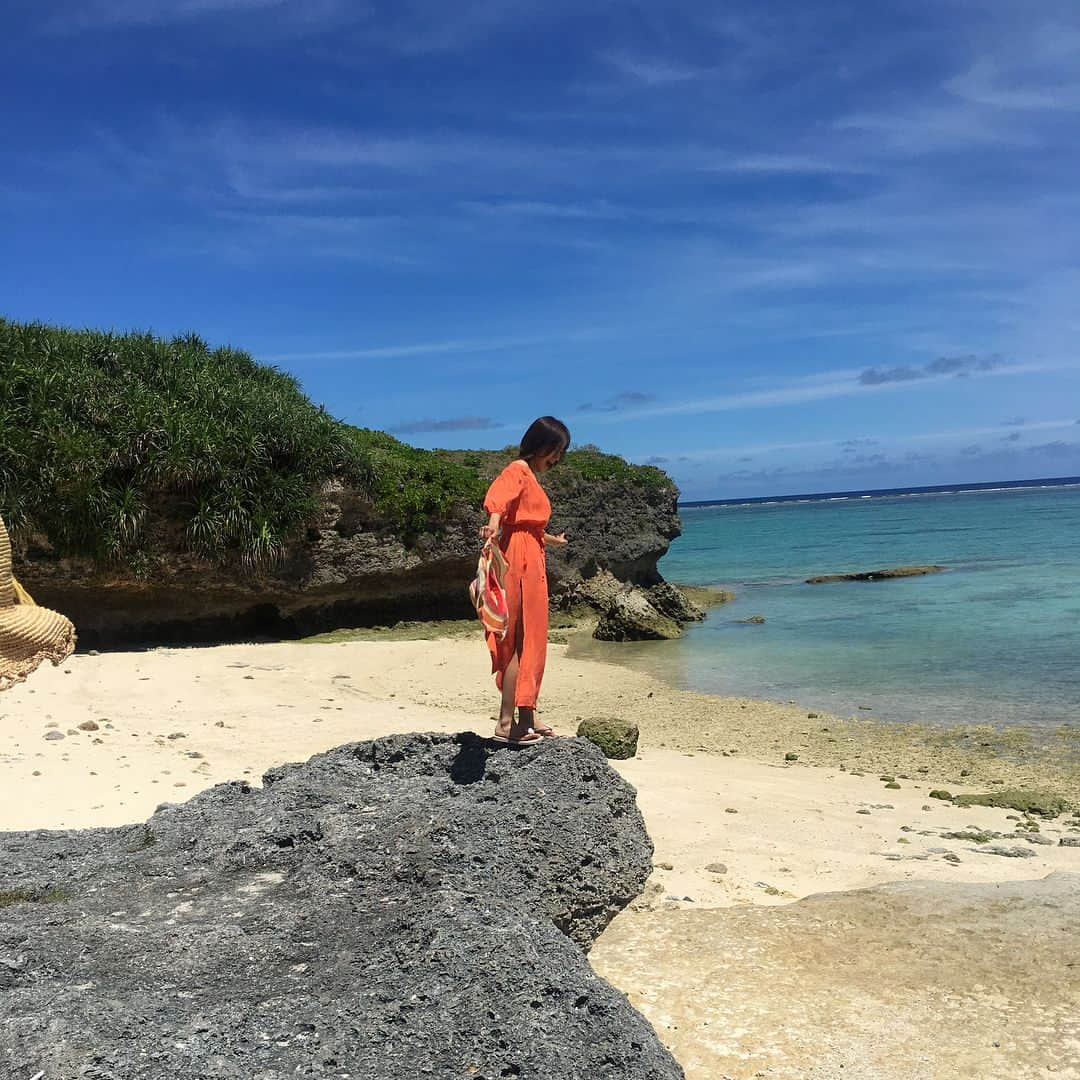 夏菜さんのインスタグラム写真 - (夏菜Instagram)「来年の東宝カレンダー🙆💓 わたしは8月ですー💜 沖縄で撮影してきました🏝 ぜひ皆様の手元に...😌💛 #東宝カレンダー#8月#夏菜だしね#やっぱり夏担当#小麦色すぎる肌よ#一度でいいから白くなってみたい#むりだけど」11月14日 15時49分 - natsuna_official