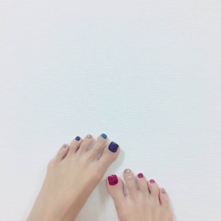 青木愛さんのインスタグラム写真 青木愛instagram フットネイル変えました 左右色違いネイル 青とピンクの部分はうっすらヒョウ柄です ネイル フットネイル 11月14日 16時00分 Aiaoki Official