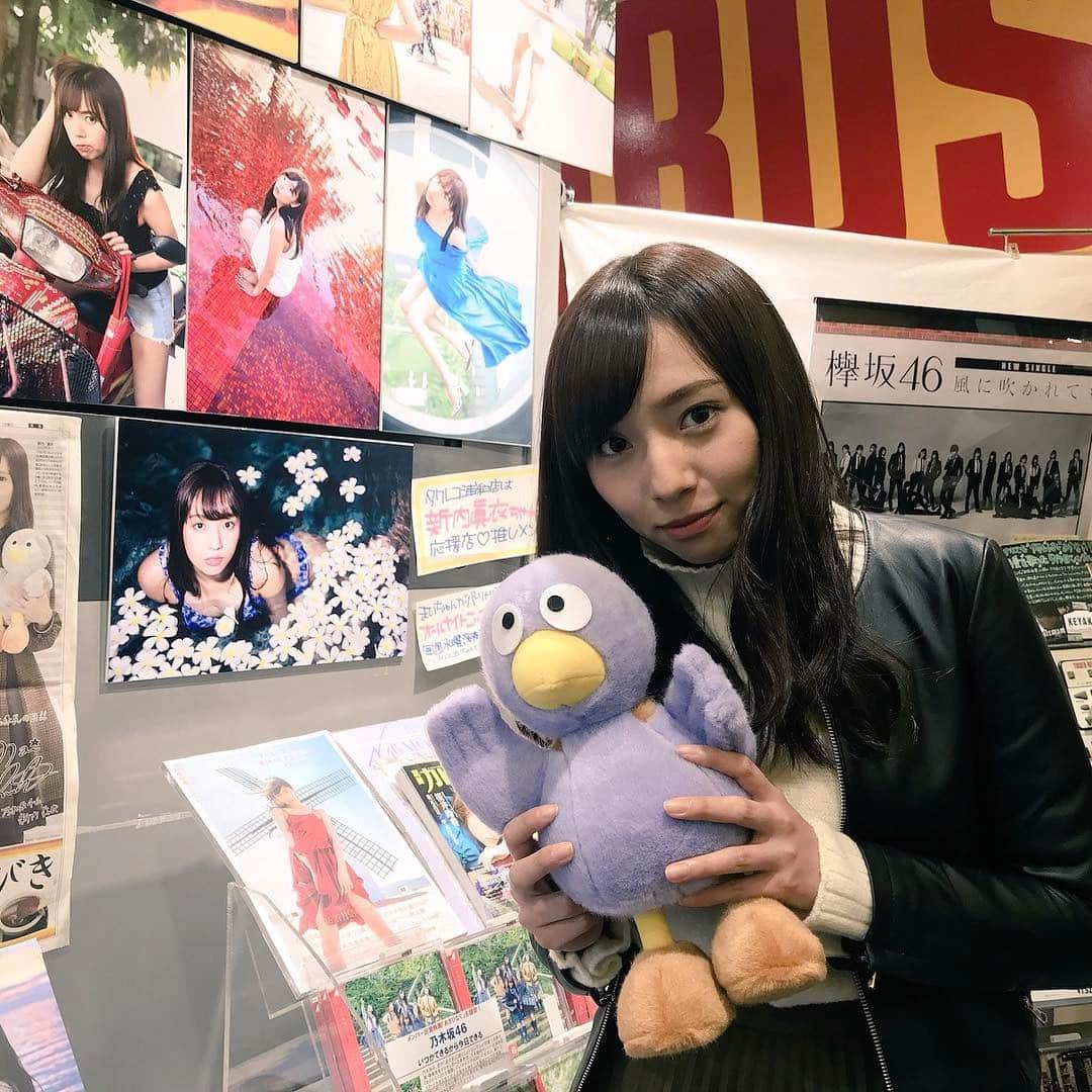 新内眞衣のインスタグラム：「新内眞衣ファースト写真集「どこにいるの？」発売初日！ タワーレコード浦和店にお邪魔して来ました！パネル展をやっていますので、ぜひ見に行ってくださいね^_^ #乃木坂  #新内眞衣  #どこにいるの  #オールナイトニッポン０  #タイ」