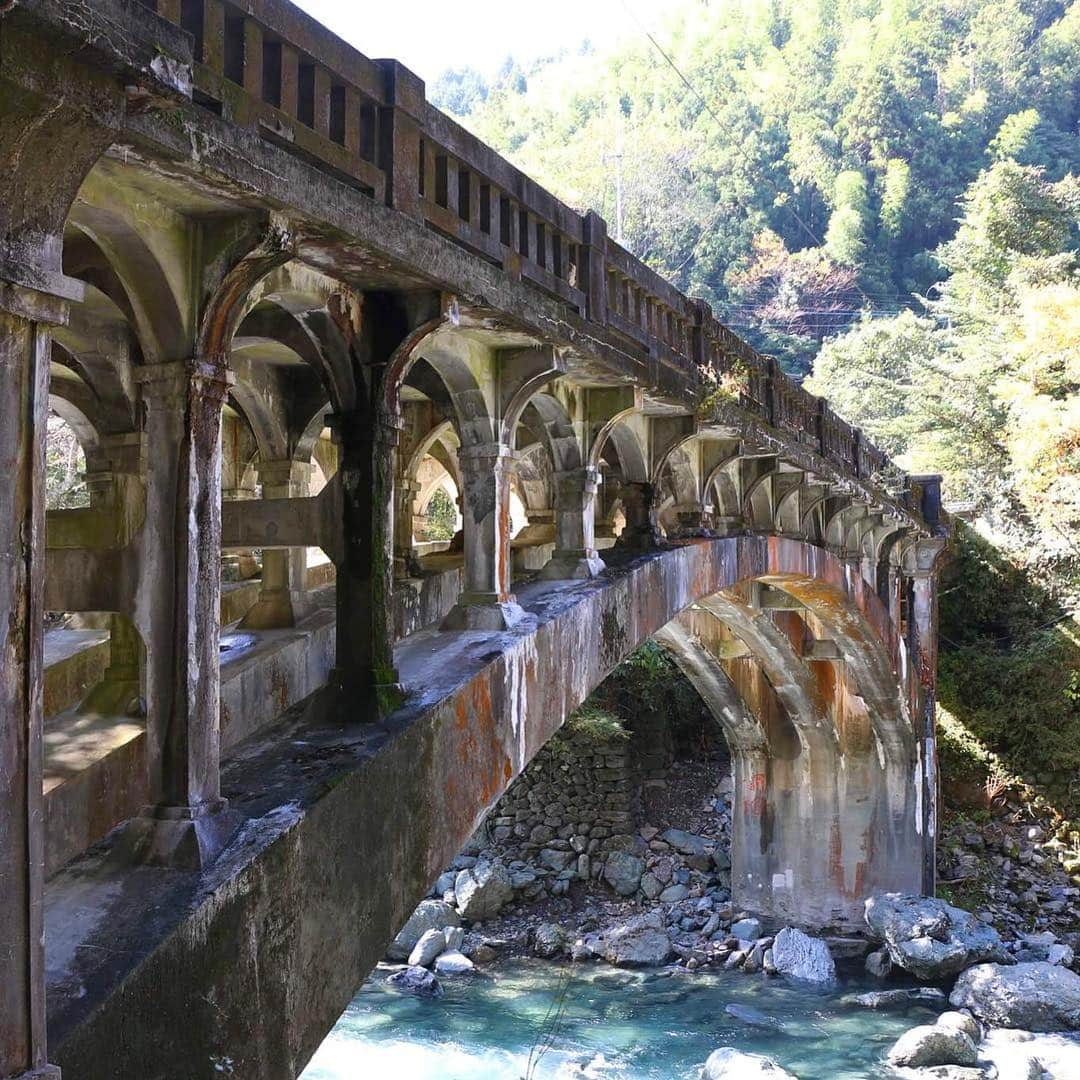 西条市さんのインスタグラム写真 - (西条市Instagram)「こんにちは。 ・ こちらは、土木学会選奨の土木遺産「大宮橋 」。 ・ ギリシャ建築様式を模し、デザインが凝っています。石鎚登山ロープウェイ下谷駅のさらに奥にあります。 ・ #lovesaijo #西条市 #伊予西条 #Saijocity #愛媛県 #Ehime  #Japan #四国 #Shikoku #産業遺産 #土木遺産 #橋 #橋梁 #bridge #土木学会 #土木学会推奨土木遺産 #大宮橋」11月14日 13時26分 - lovesaijo