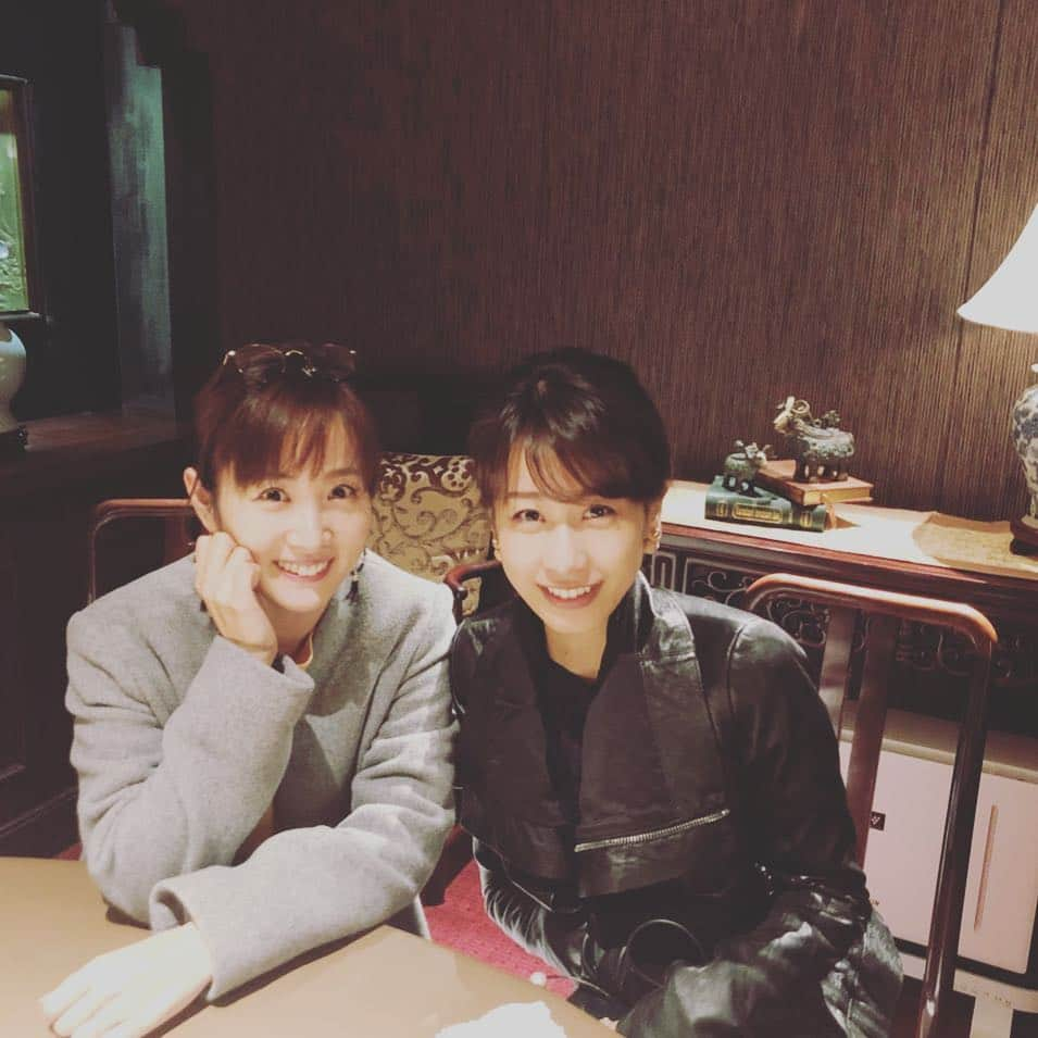 高島彩さんのインスタグラム写真 - (高島彩Instagram)「久しぶりに2人でランチ。 いつ会っても明るくかわいく懐っこく、彼女にしたい女性アナウンサーNo.1だわ✨ お互い週末生放送頑張ってます！ #カトパン #アヤパン #パンってなんなの😄？ #小顔過ぎて、遠近法＋頬杖で誤魔化す #遠近法を嫌がらない心の広さ #加藤綾子 #流石です✨ #いや、ほんとに、これ、かなりの遠近法なんです😅 #カトパン生で見るとスタイル良すぎてビックリしますよ😳」11月14日 14時01分 - aya.takashima_official_2021