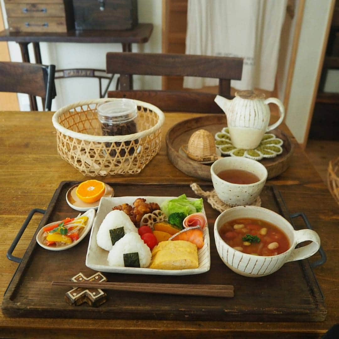 ゆうこさんのインスタグラム写真 - (ゆうこInstagram)「今日のお昼ごはん🍴  お弁当の残り物でおにぎりプレートにしました🍙😊 野菜たっぷりのスープは、最近夫婦で毎日食べてます☺今日はお豆をいれました😆  美味しかったけど、おにぎりにはやっぱりお味噌汁が合いますね 😃笑 ・ ・ 2枚目、 @harinezumi.0105 ちゃん からプレゼントしてもらったお花のクロス🌼 はりちゃんの編み物、すごーーく可愛くて、ほっこり癒されます😍 ラッピングも手編みのお花つきで可愛かった😆 #いつもありがとう  こちらのコメント欄はしめます🙏 いつもありがとうございます😊  #からあげ #だしまき #スープ #つくりおき #マリネ  #みかん #おにぎり #残り物  #ランチ #おうちごはん #ワンプレート #うちカフェ #インテリア #くらし #いつもありがとうございます  #おにぎりアクション #onigiriaction #暮らし #room #food #うつわ #モリーの花  #ひとりごはん  #DIY #おむすびくらぶ」11月14日 15時33分 - slow.life.works