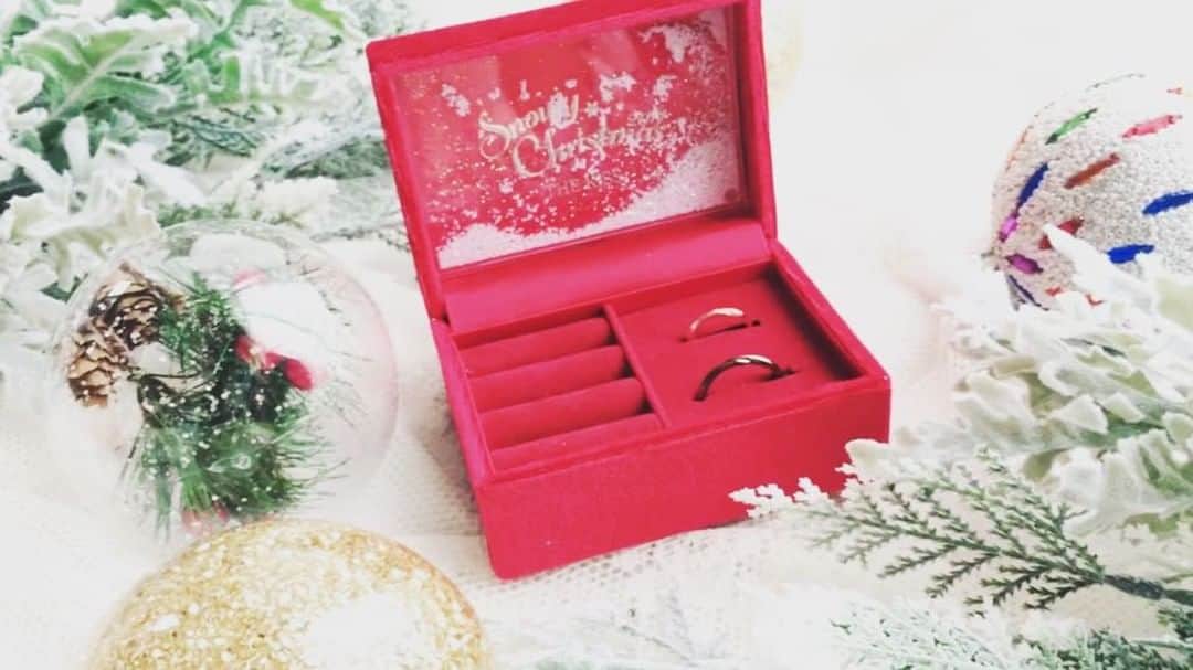 のインスタグラム：「僕たちも愛用しているTHE KISSの2017年クリスマス限定ジュエリーが発売になったよ〜 限定のボックスはスノードームみたいになってて綺麗だね🤤  今月の19日までだと、クリスマス限定のペアジュエリーを買ったら3200円のこのボックスが無料でプレゼントしてもらえるんだって！ 数量限定らしいので気になる方はチェック！！！！！！！！！ #thekissクリスマス限定#snowyボックス#ペアリングのある生活#ペアリング#pairring #クリスマス#プレゼント#記念日#ギフト#ジュエリー#カップルフォト#PR」