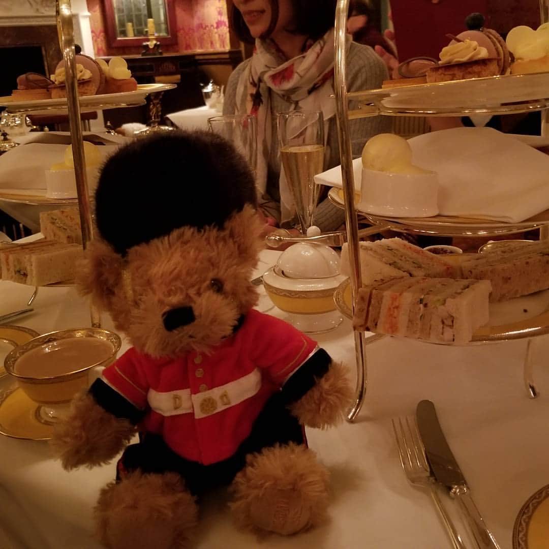 冴華りおなのインスタグラム：「⚘ ⚘ ロンドンに着いてからの写真はいっぱいあるのですが😣✨💦とりあえず、今回の旅行の一大イベントの一つ……🌠✨憧れの本場での"Afternoon tea"なう😌😍☕💕✨✨ ここの空間にいるだけで優雅な気分になります💗💗💗 --❁~❁~❁~❁~❁~❁~❁~❁~❁~❁~❁~❁-- #イギリス #ロンドン 🇬🇧✨ #ゴーリング 💎✨ #アフタヌーンティー ☕💕✨」