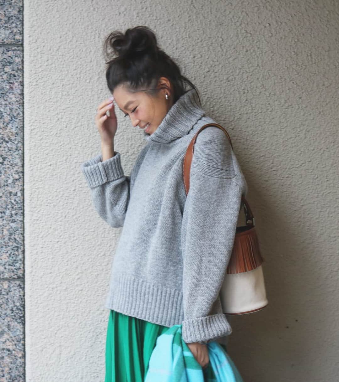 田中彩子さんのインスタグラム写真 - (田中彩子Instagram)「. 鮮やかGREEN💚 . knit...#galerievie  skirt...#drawer stole...#johnstons  shoes...#converse  accessory...#hermes bag...#AYAKO . ギャルリーヴィのニットは毎年新しい色を買い足したくなる💓」11月14日 17時35分 - ayako_tanaka_
