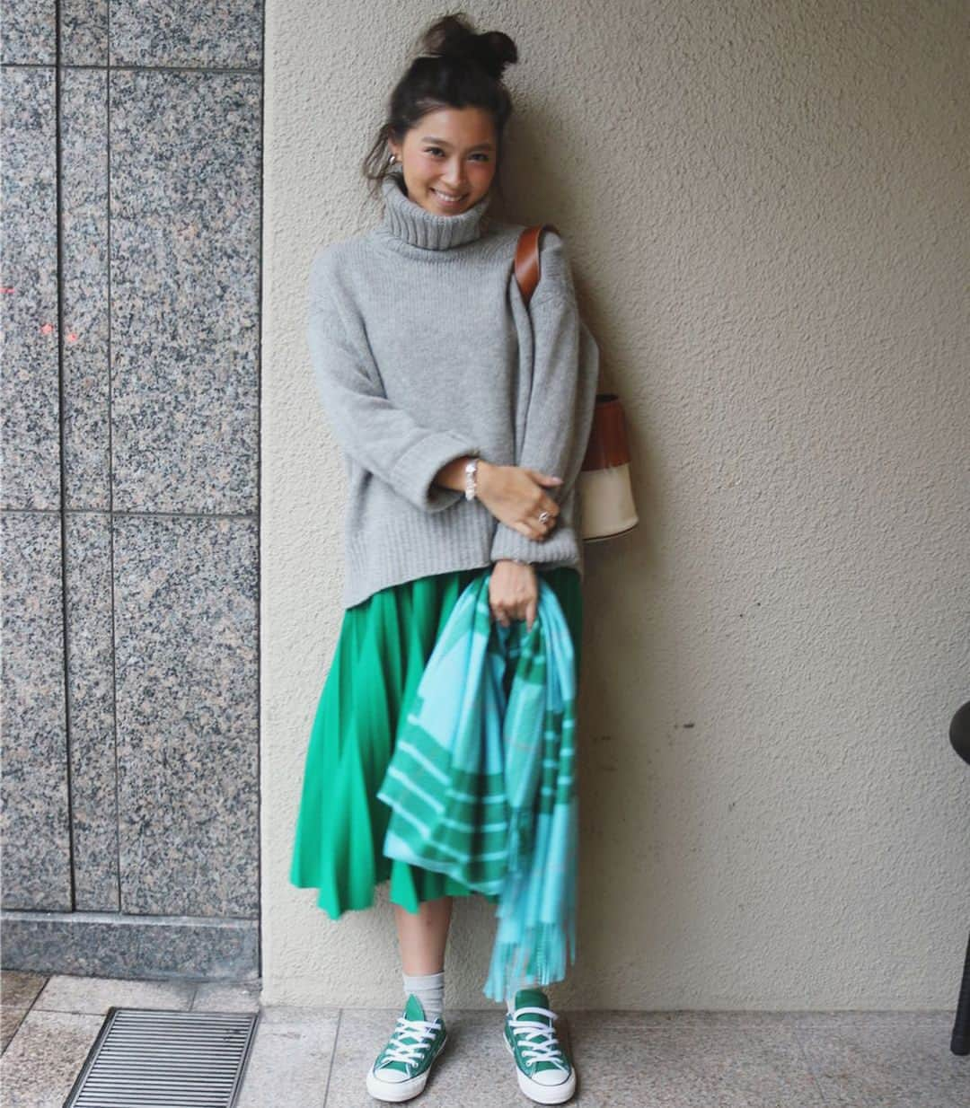 田中彩子さんのインスタグラム写真 - (田中彩子Instagram)「. 鮮やかGREEN💚 . knit...#galerievie  skirt...#drawer stole...#johnstons  shoes...#converse  accessory...#hermes bag...#AYAKO . ギャルリーヴィのニットは毎年新しい色を買い足したくなる💓」11月14日 17時35分 - ayako_tanaka_