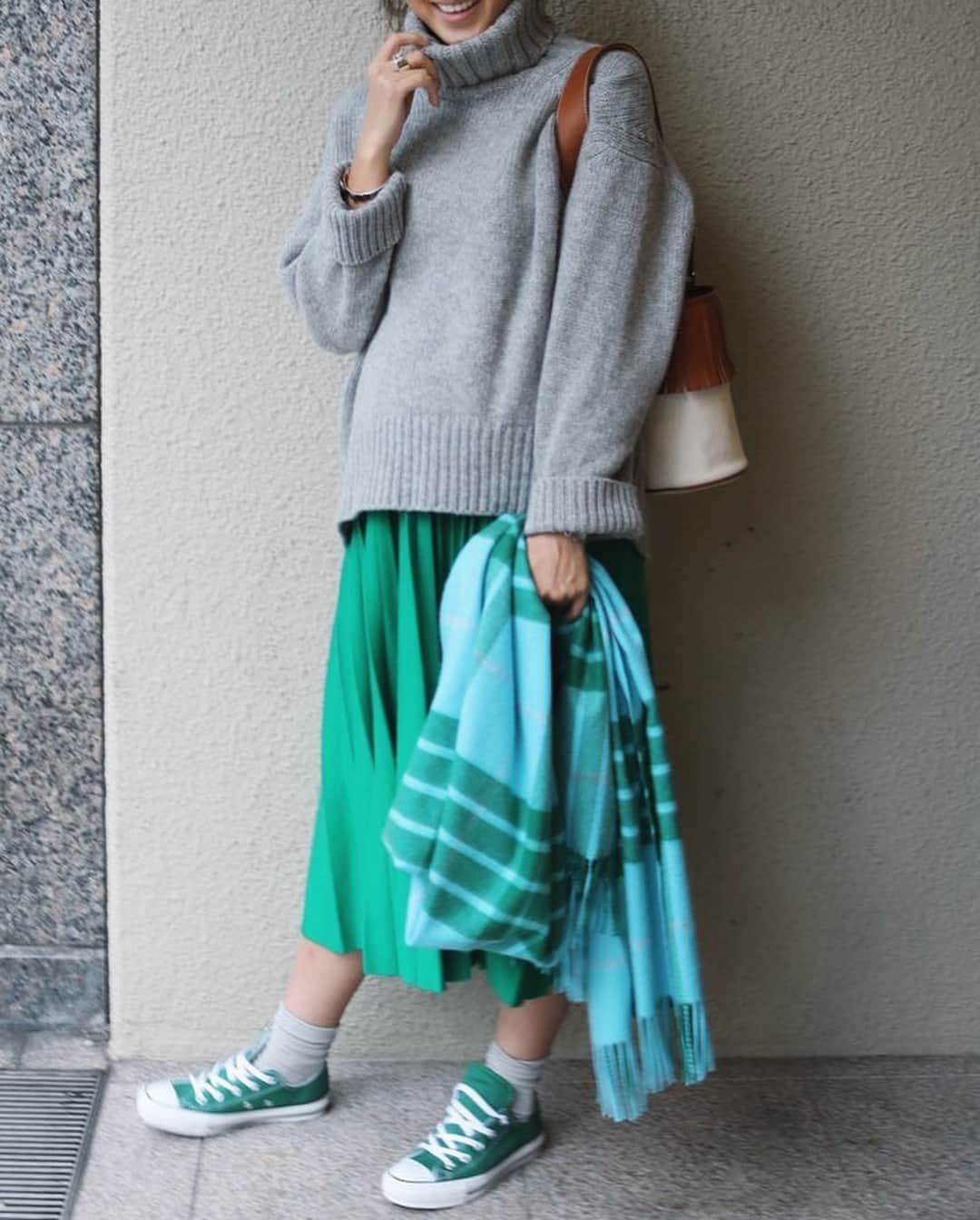 田中彩子さんのインスタグラム写真 - (田中彩子Instagram)「. 鮮やかGREEN💚 . knit...#galerievie  skirt...#drawer stole...#johnstons  shoes...#converse  accessory...#hermes bag...#AYAKO . ギャルリーヴィのニットは毎年新しい色を買い足したくなる💓」11月14日 17時35分 - ayako_tanaka_