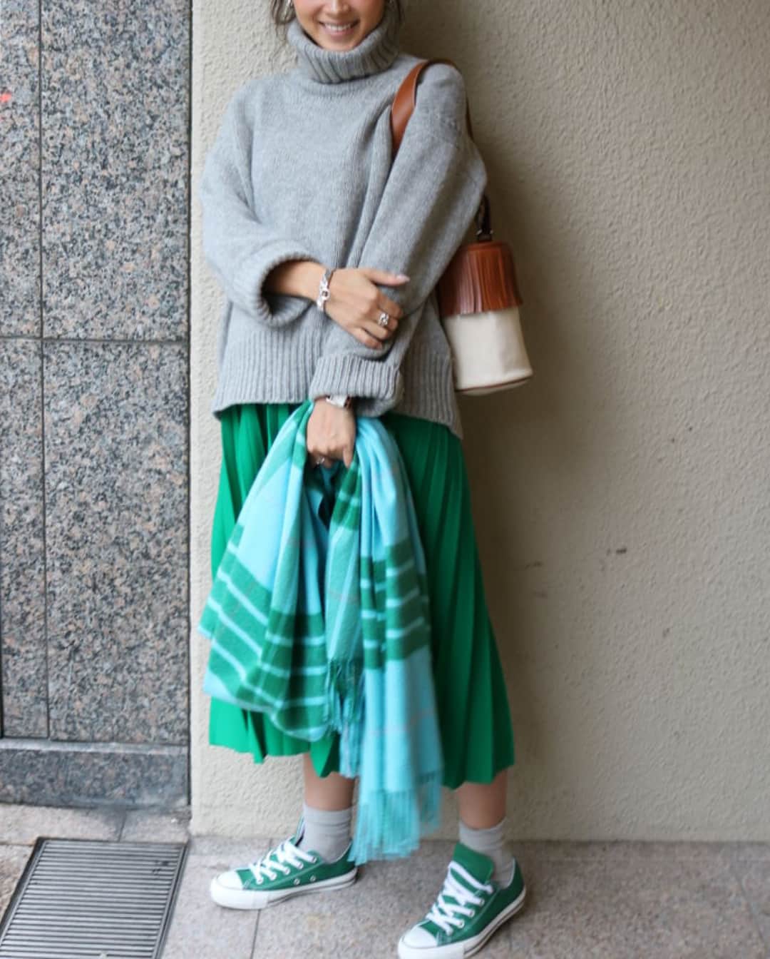 田中彩子さんのインスタグラム写真 - (田中彩子Instagram)「. 鮮やかGREEN💚 . knit...#galerievie  skirt...#drawer stole...#johnstons  shoes...#converse  accessory...#hermes bag...#AYAKO . ギャルリーヴィのニットは毎年新しい色を買い足したくなる💓」11月14日 17時35分 - ayako_tanaka_