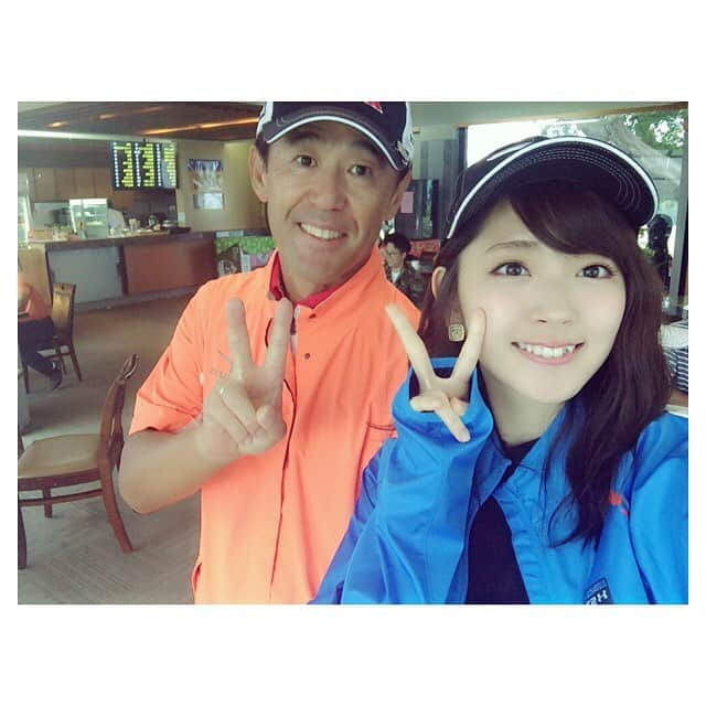 鈴木愛理さんのインスタグラム写真 - (鈴木愛理Instagram)「⛳️ トーナメント最終日☆ 優勝は出来なかったけど、最後まで笑顔だった父☺️ 本当にお疲れ様でした💗 . 私ができることは、父が険しい顔になっている時、ギャラリーから『笑顔笑顔！！🤗』ってやることだけ😂 . . #この日は寒すぎたし雨も降るしでした笑 #3日間とも天候バラバラで #それはそれで毎日新鮮でしたよ☺️笑 #安易に言えることではないけど #ゴルフがやりたくなった⛳️」11月14日 17時25分 - airisuzuki_official_uf