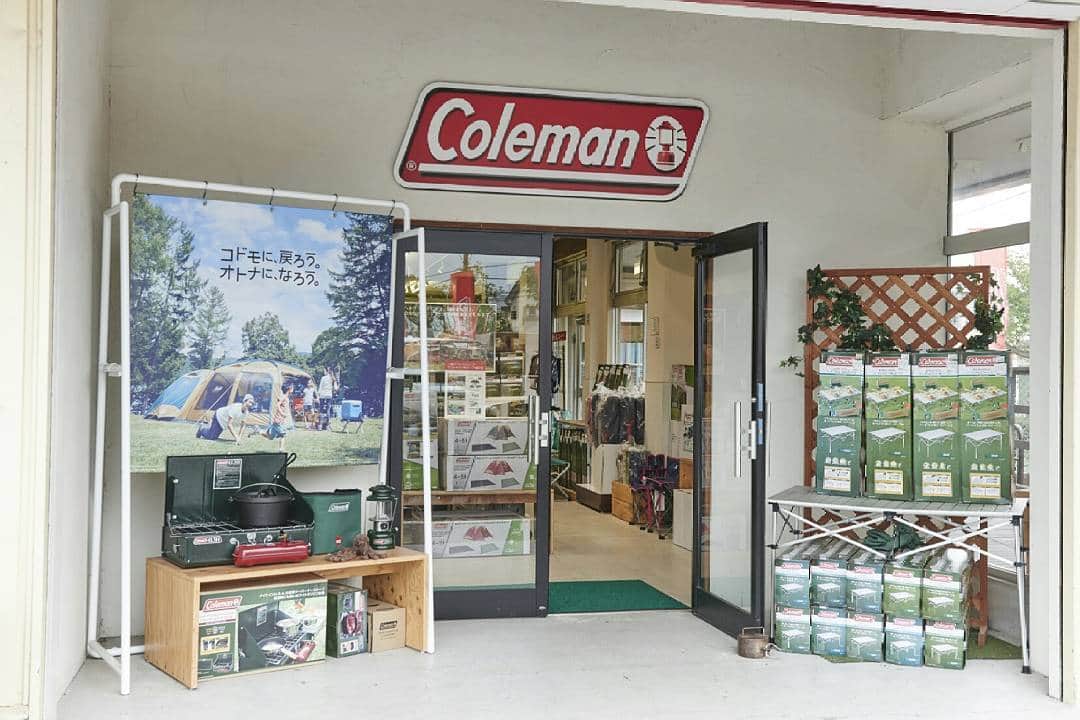 Coleman Japanさんのインスタグラム写真 - (Coleman JapanInstagram)「～カスタマーサポート～ 【コールマンを支えるバックヤード「プロダクトセンター」へ潜入！②】 ＊ このプロダクトセンターには、「Coleman Shop Nagareyama」というショップも併設されています。ここでは実際に修理やメンテナンスが必要だった商品が、しっかり現役選手として復活し、OUTLET品として販売されています。「OUTLET」と書かれたシールには、なぜこの商品がお手頃価格に下がっているのかがわかる理由が、チェック印で明記されているので、もしお近くにアウトレットがあれば、参考にしてみてくださいね🎶 ＊ コールマンは、あなた自身に。また、あなたの大切な人に伝えたい気持ちを、コールマンの商品に乗せて届けていくことができると信じています。 「大切にし、大事に育て、共に歩み、愛していく」 商品が息を吹き返す作業と同時に、そんな想いも吹き込んでいけるよう日々切磋琢磨しています。 ・  #コールマン #キャンプ #アウトドア #修理 #メンテナンス #愛用 #大事なもの #お客様 #プロダクト#プロダクトセンター #サポート #カスタマーサポート #クラフトマンシップ #流山 #千葉 #Coleman #camp #outdoor #repair #maintenance #favorite #precious #customer #product #productcenter#support #customersupport #craftmanship#nagareyama #chiba」11月14日 18時01分 - coleman_japan