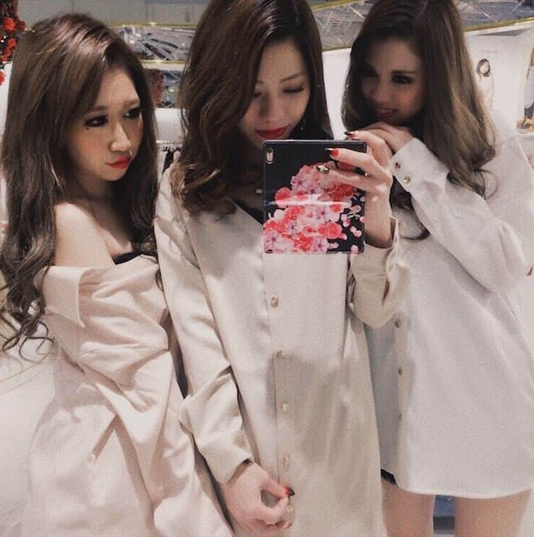 のインスタグラム：「DaTuRaのセクシーシャツ💋✨💖 極上のとろんとろんの肌触り🤤🙈 .. #DaTuRa#ダチュラ #姉ageha#小悪魔ageha#SHIBUYA109#渋谷109#マルキュー#ootd#outfit#大阪#心斎橋#心斎橋オーパ  #とろみシャツ #シャツ #shirts #三つ子コーデ #双子コーデ」